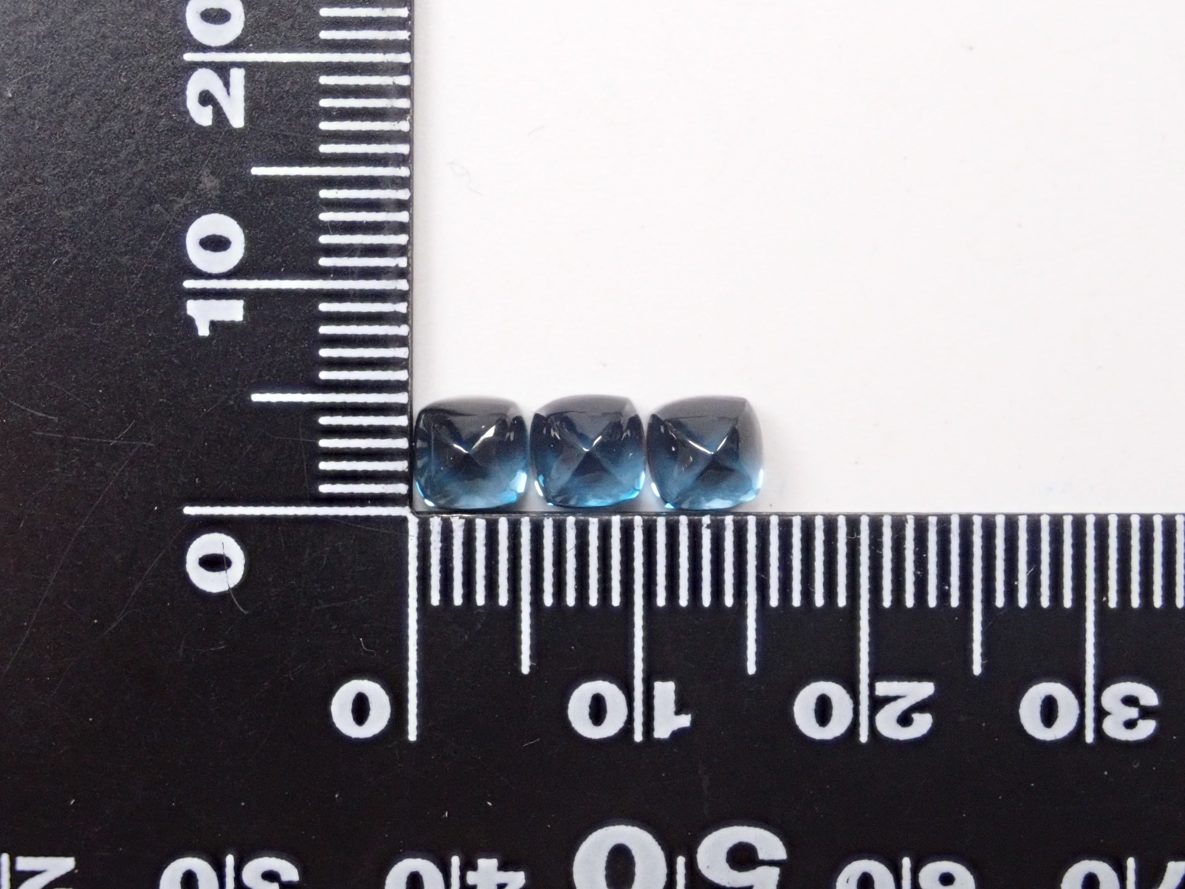 1 sugarloaf cut London blue topaz 5mm