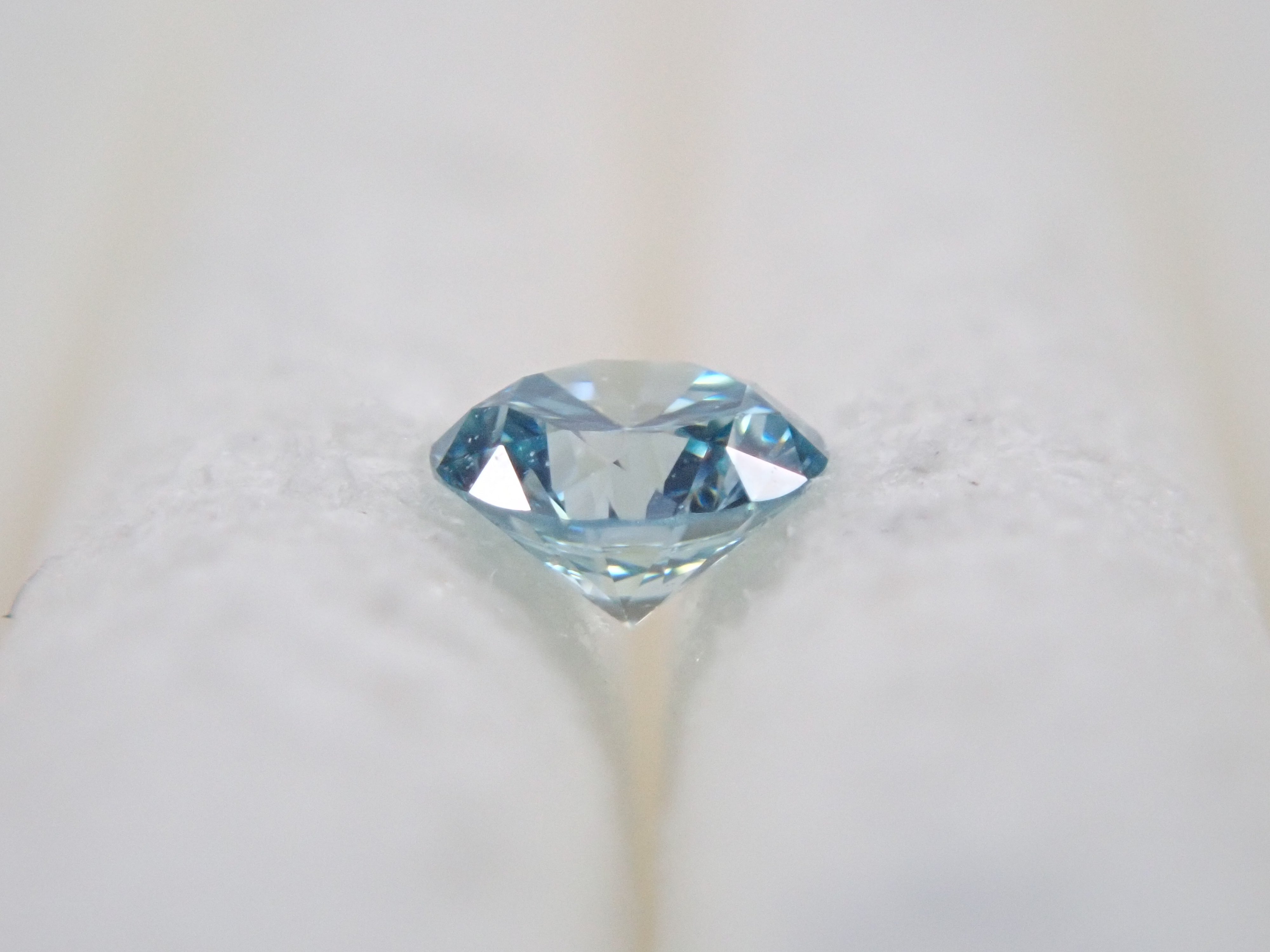 Ice blue diamond 2.5mm/0.065ct loose (equivalent to VS class)