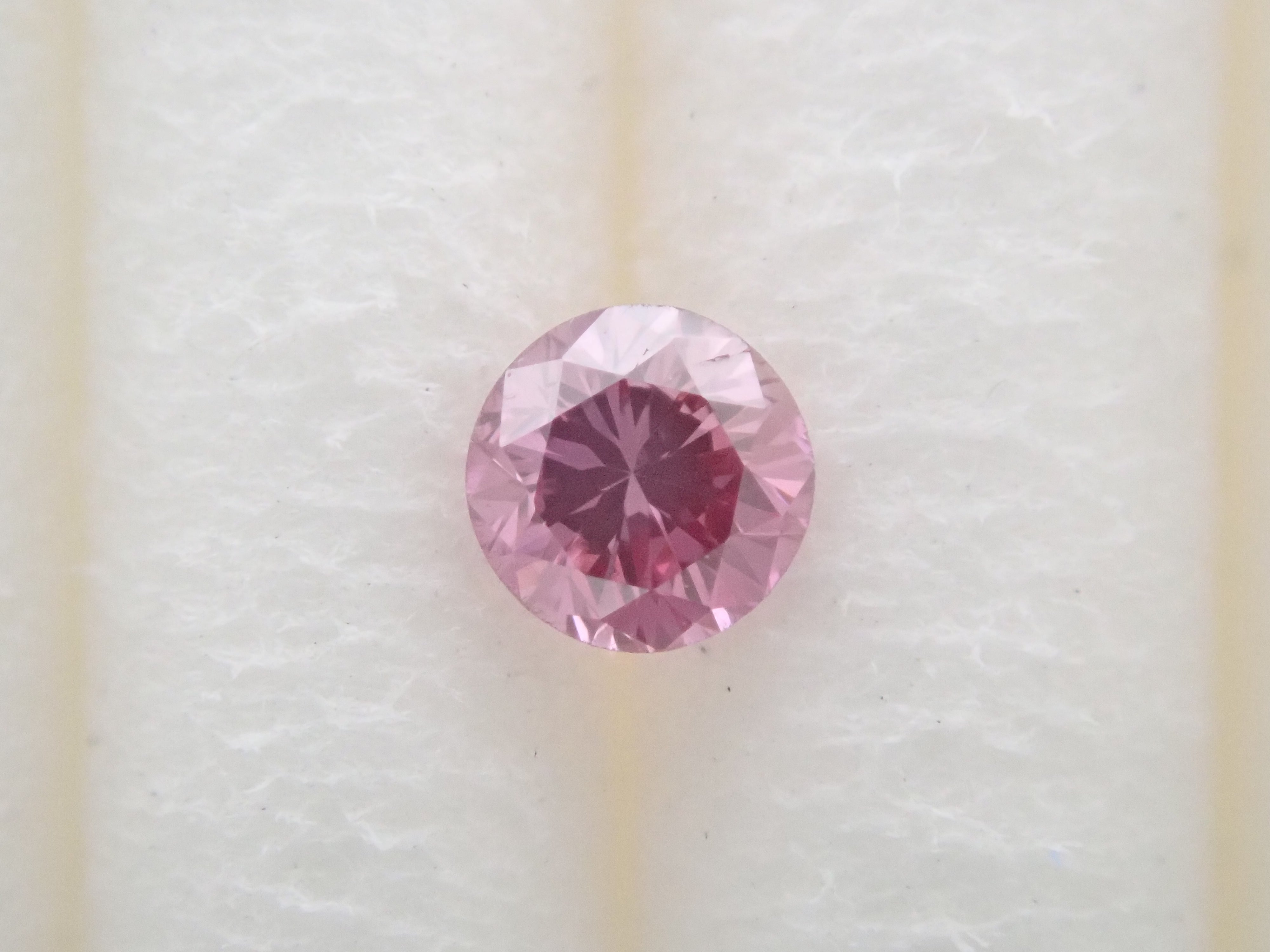 ファンシーディープパープリッシュピンクダイヤモンド（トリートメント） 2.4mm/0.061ctルース(FANCY DEEP PURPLISH PINK, SI1)