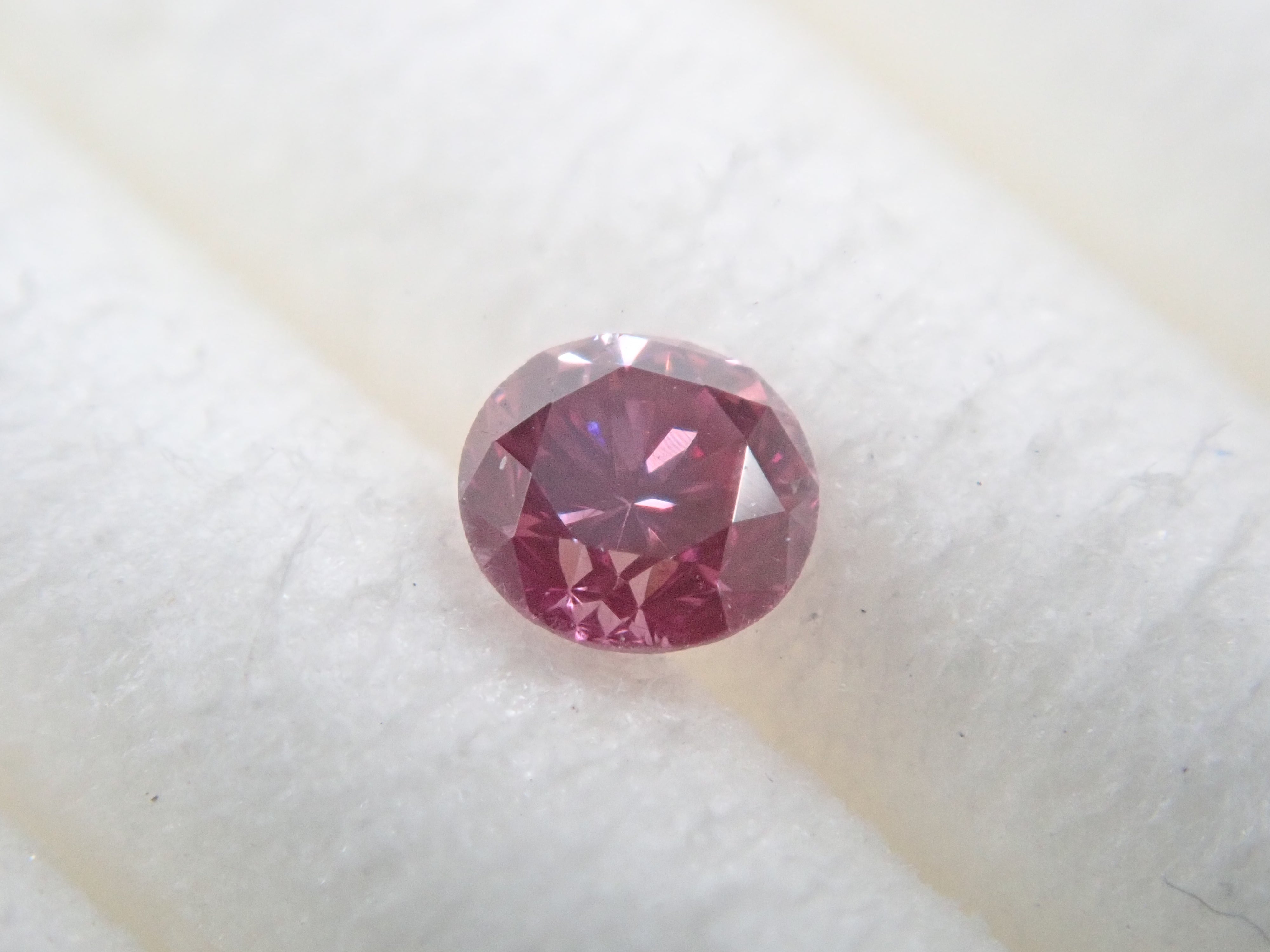 ファンシーディープパープリッシュピンクダイヤモンド（トリートメント） 2.4mm/0.061ctルース(FANCY DEEP PURPLISH PINK, SI1)