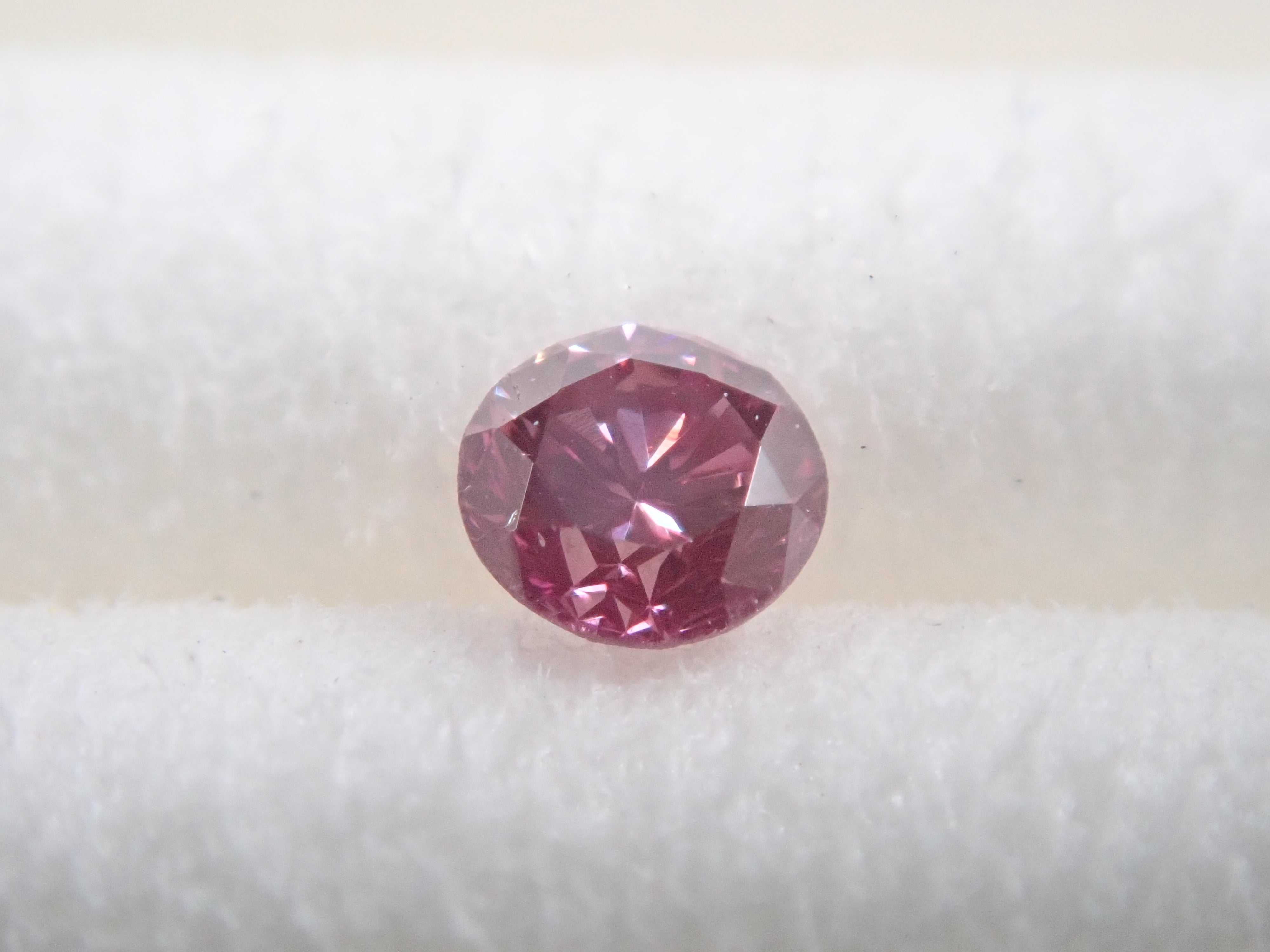 ファンシーディープパープリッシュピンクダイヤモンド（トリートメント） 2.4mm/0.061ctルース(FANCY DEEP PURPLISH PINK, SI1)