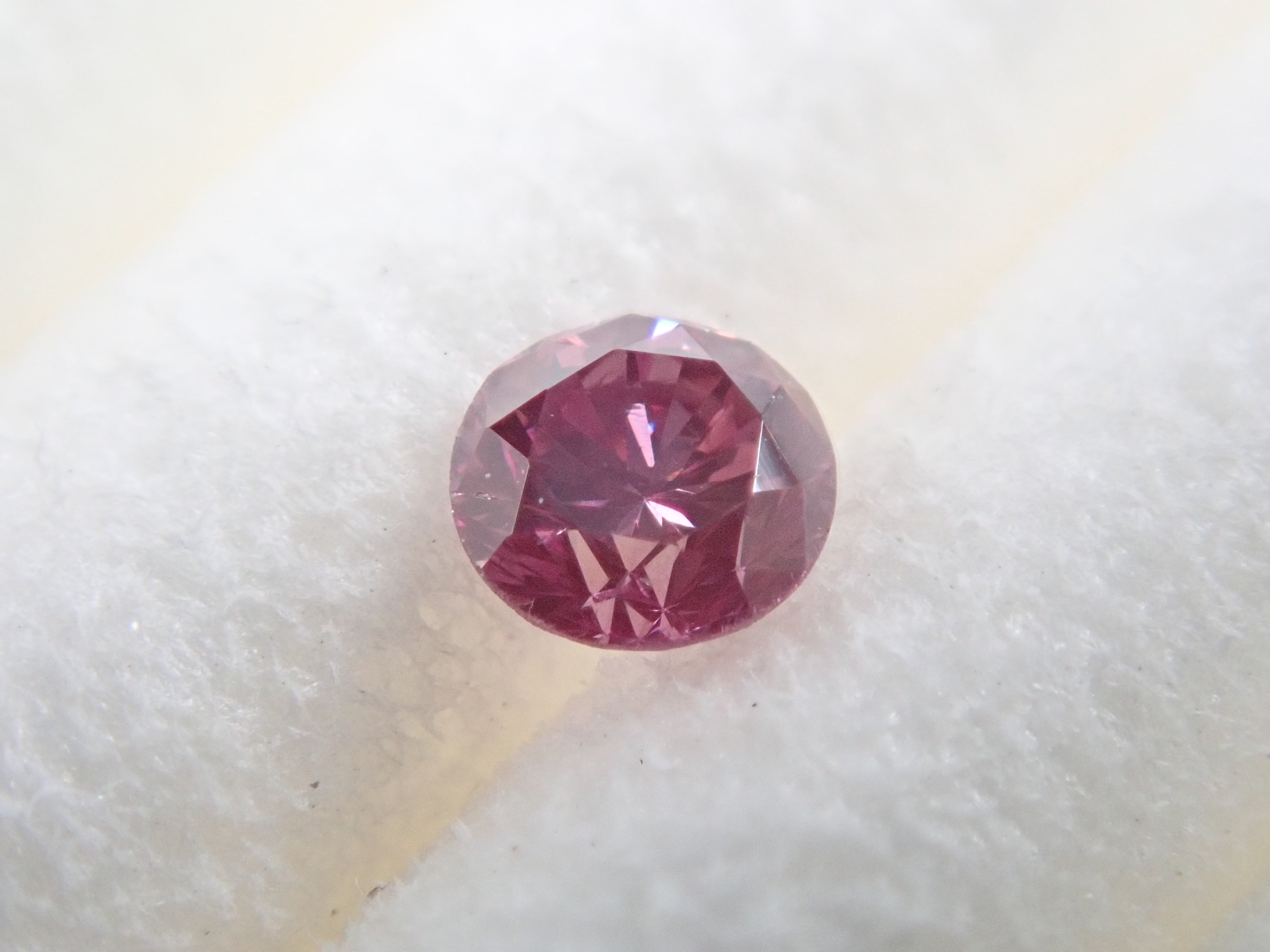 ファンシーディープパープリッシュピンクダイヤモンド（トリートメント） 2.4mm/0.061ctルース(FANCY DEEP PURPLISH PINK, SI1)