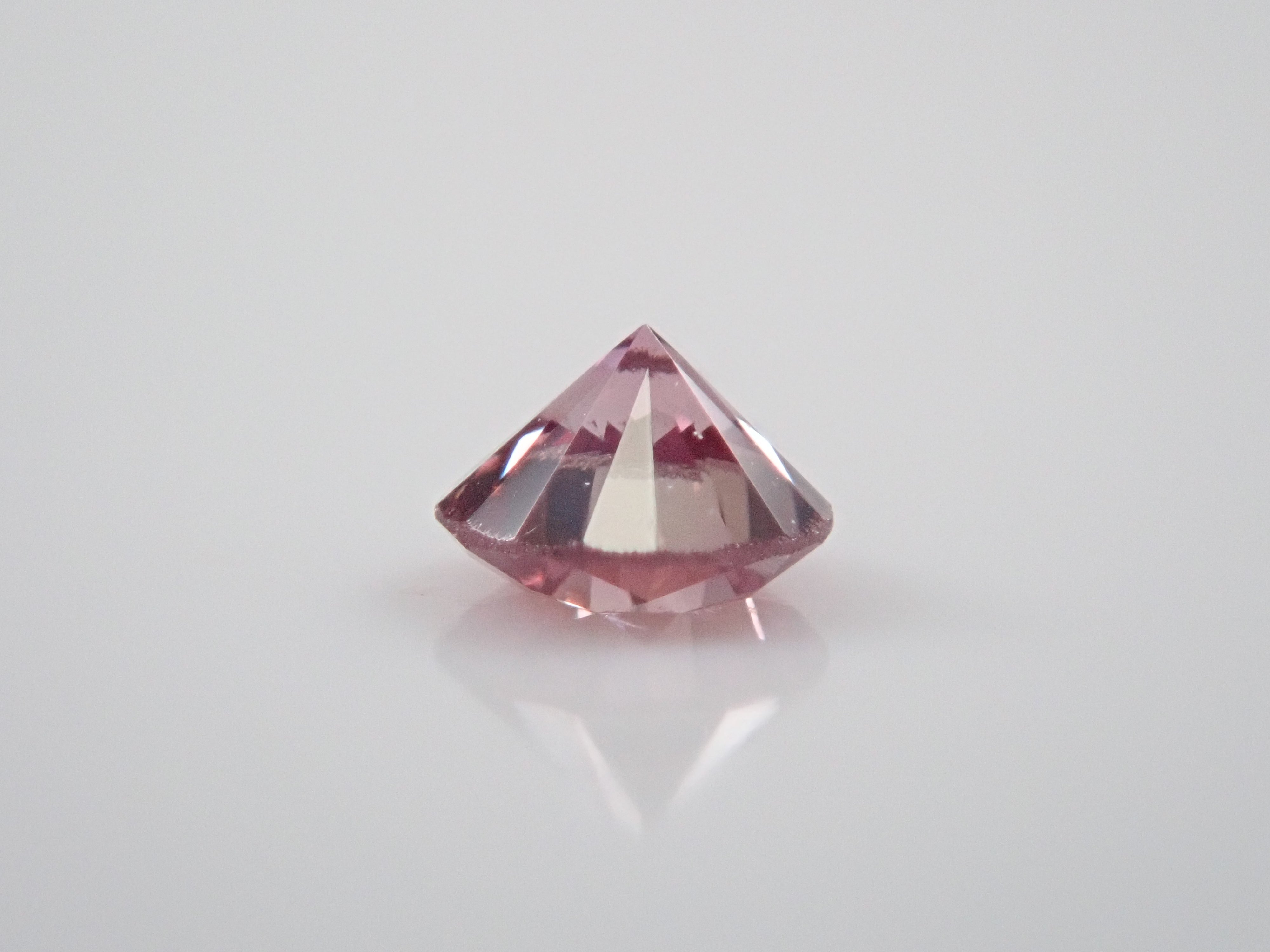 ファンシーディープパープリッシュピンクダイヤモンド（トリートメント） 2.4mm/0.061ctルース(FANCY DEEP PURPLISH PINK, SI1)