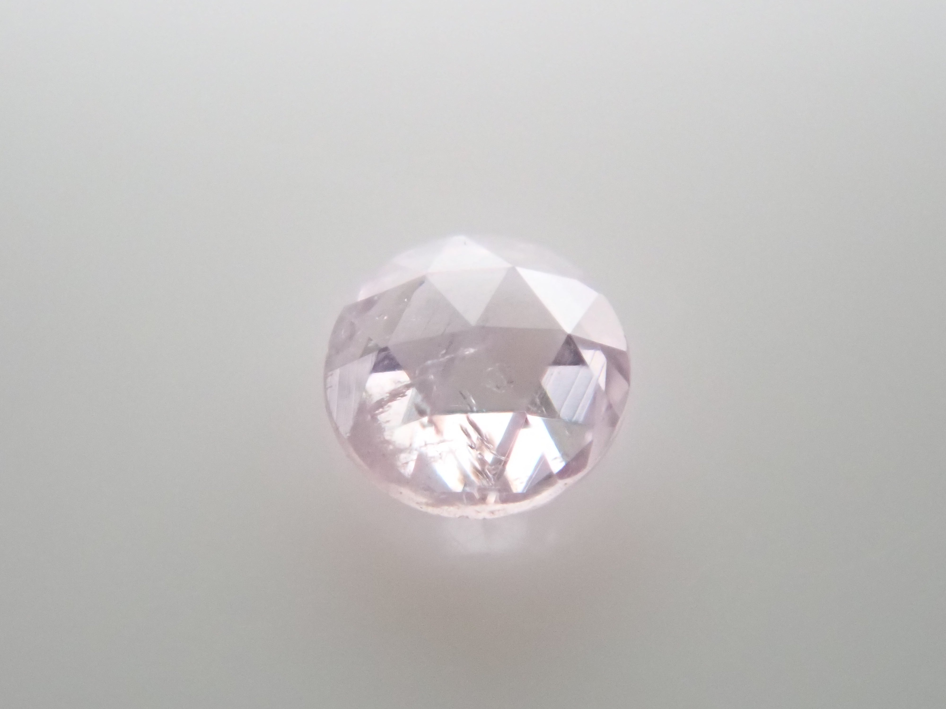 ファンシーライトパープルピンクダイヤモンド（ローズカット） 1.8mm/0.026ctルース(FANCY LIGHT PURPLE PINK, I2)