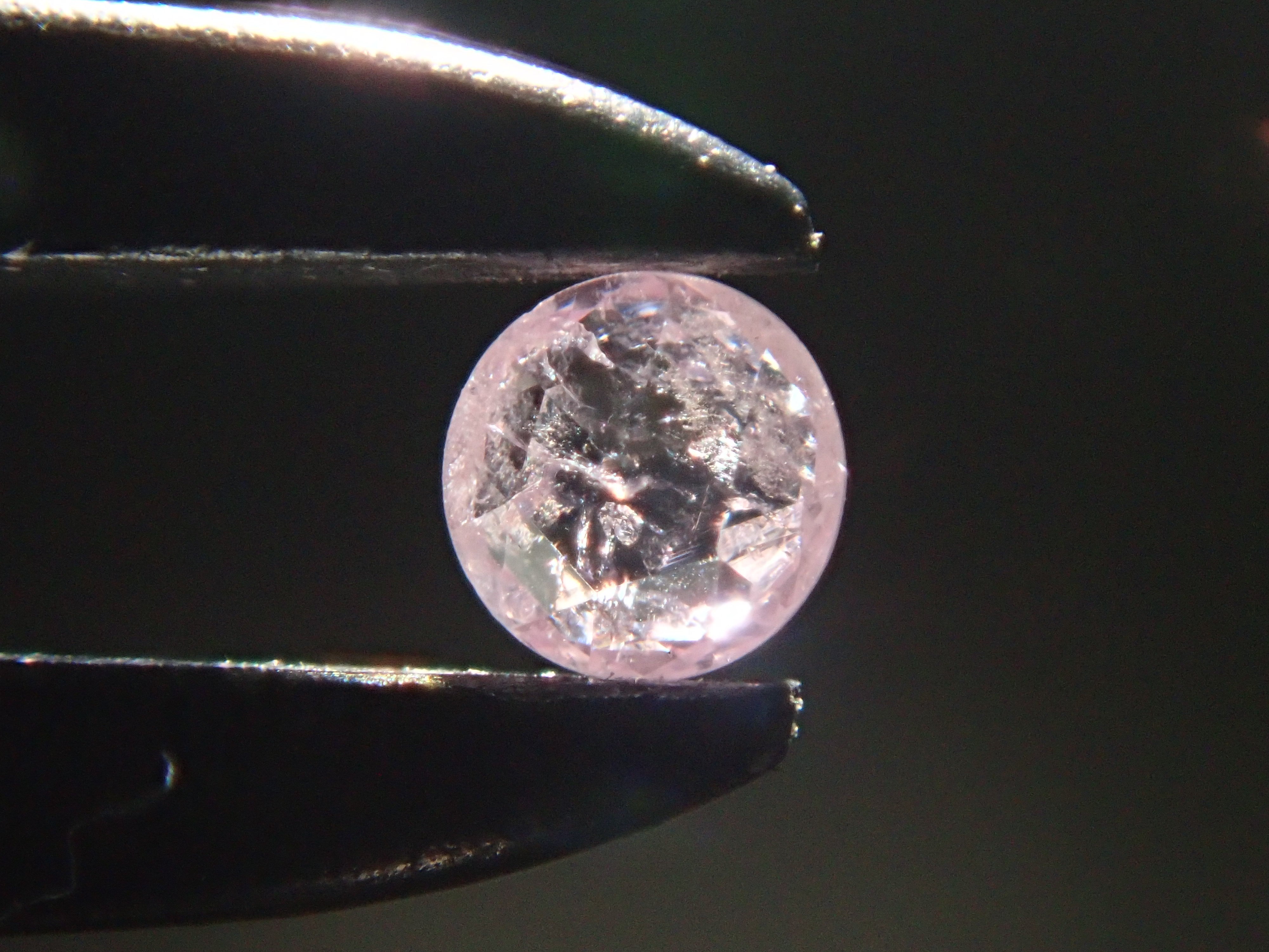 ファンシーライトパープルピンクダイヤモンド（ローズカット） 1.8mm/0.026ctルース(FANCY LIGHT PURPLE PINK, I2)