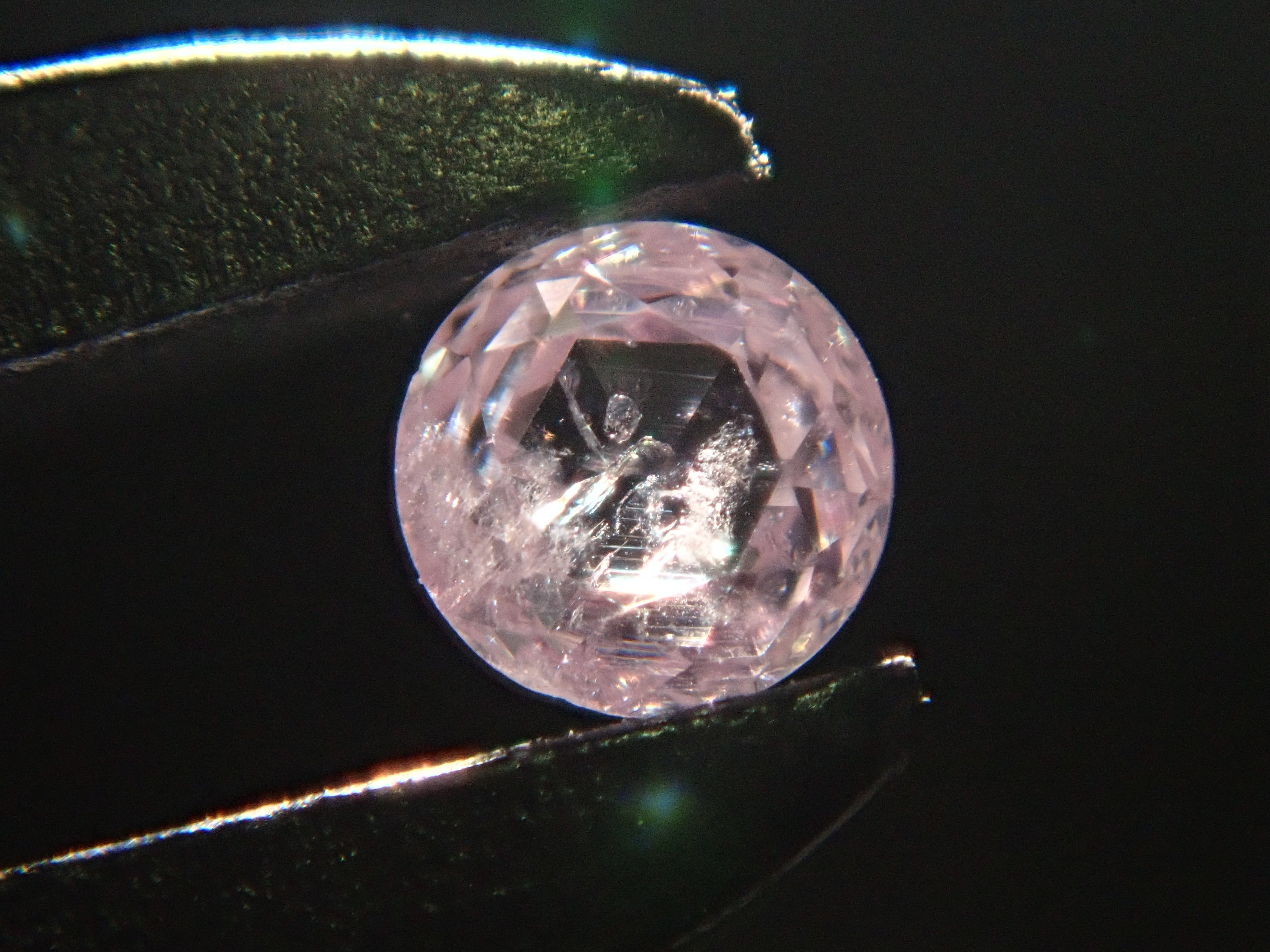 ファンシーライトパープルピンクダイヤモンド（ローズカット） 1.8mm/0.026ctルース(FANCY LIGHT PURPLE PINK, I2)