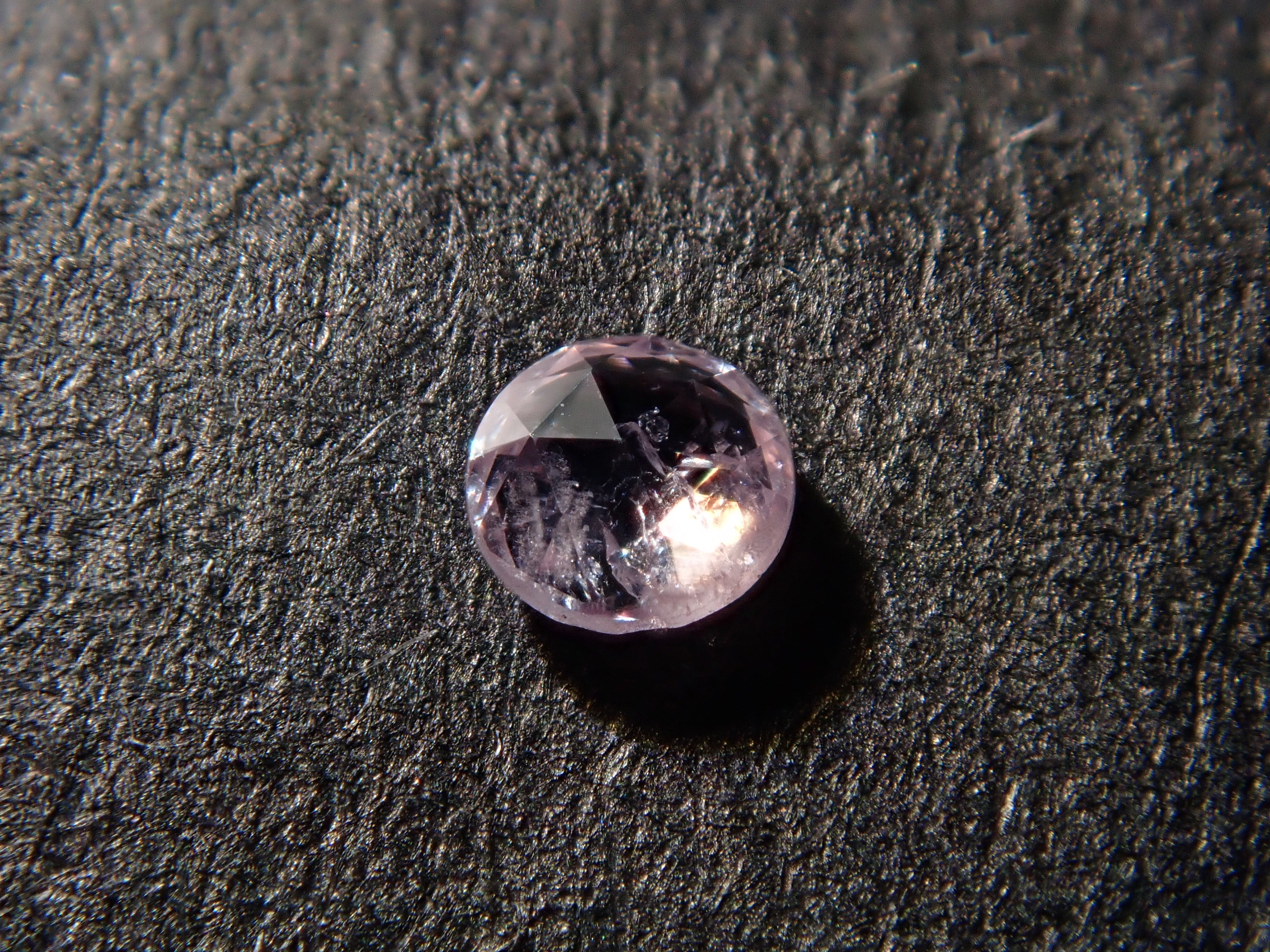 ファンシーライトパープルピンクダイヤモンド（ローズカット） 1.8mm/0.026ctルース(FANCY LIGHT PURPLE PINK, I2)