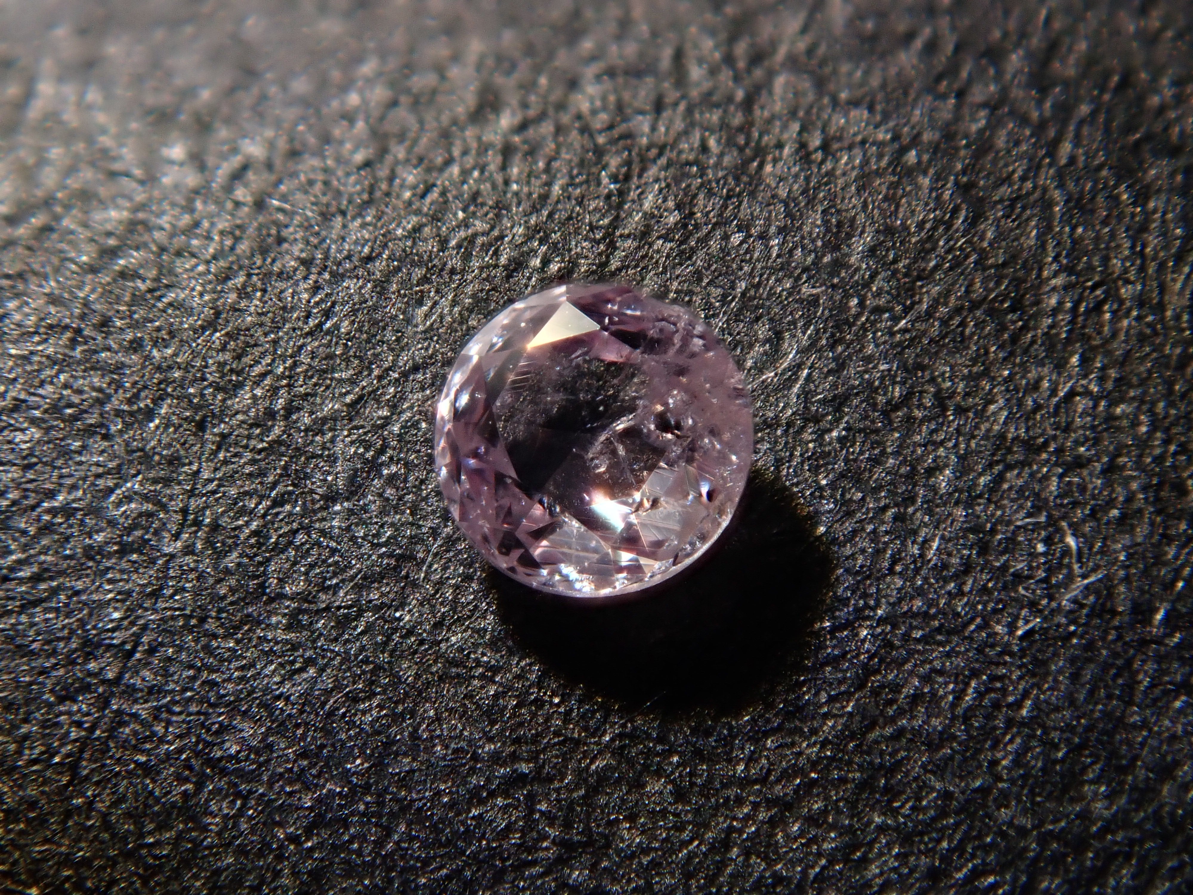 ファンシーライトパープルピンクダイヤモンド（ローズカット） 1.8mm/0.026ctルース(FANCY LIGHT PURPLE PINK, I2)