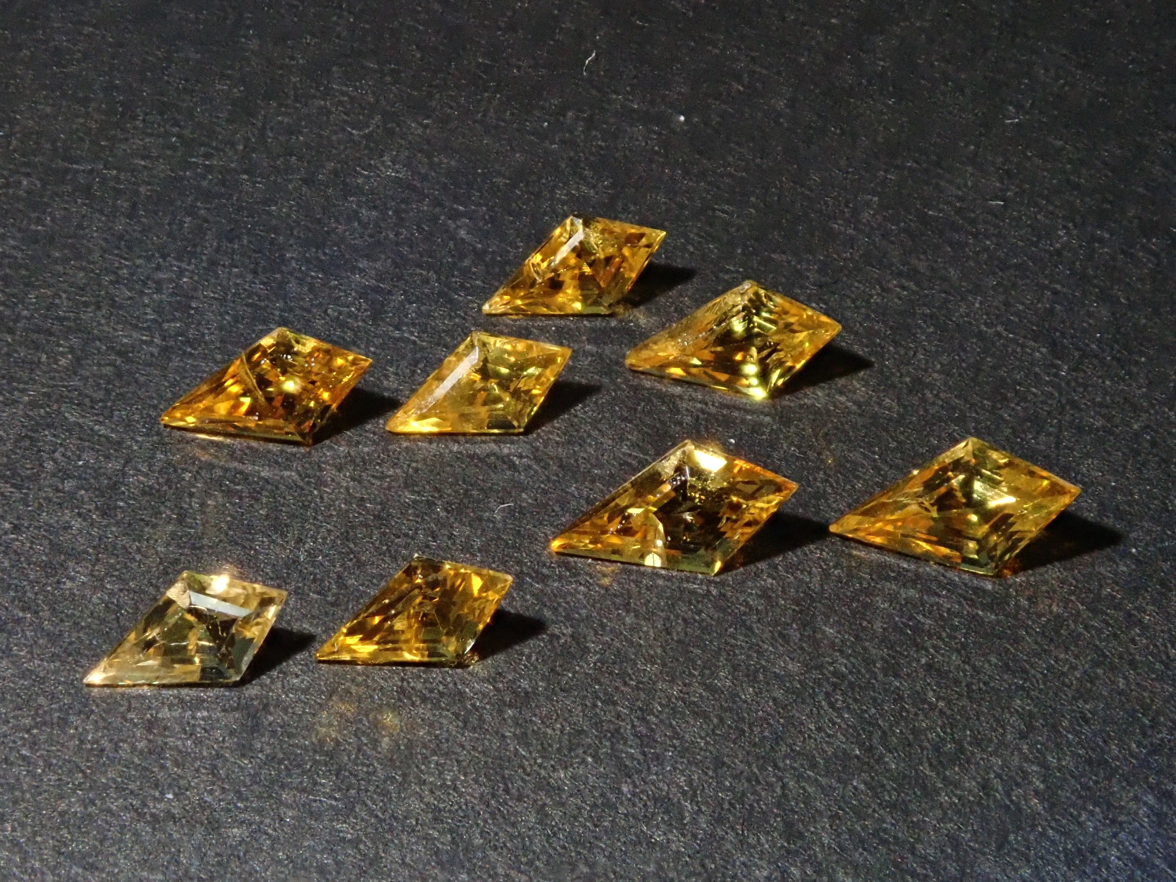 Yellow sapphire 8 stone set (kite cut)《Buyable in Bangkok》