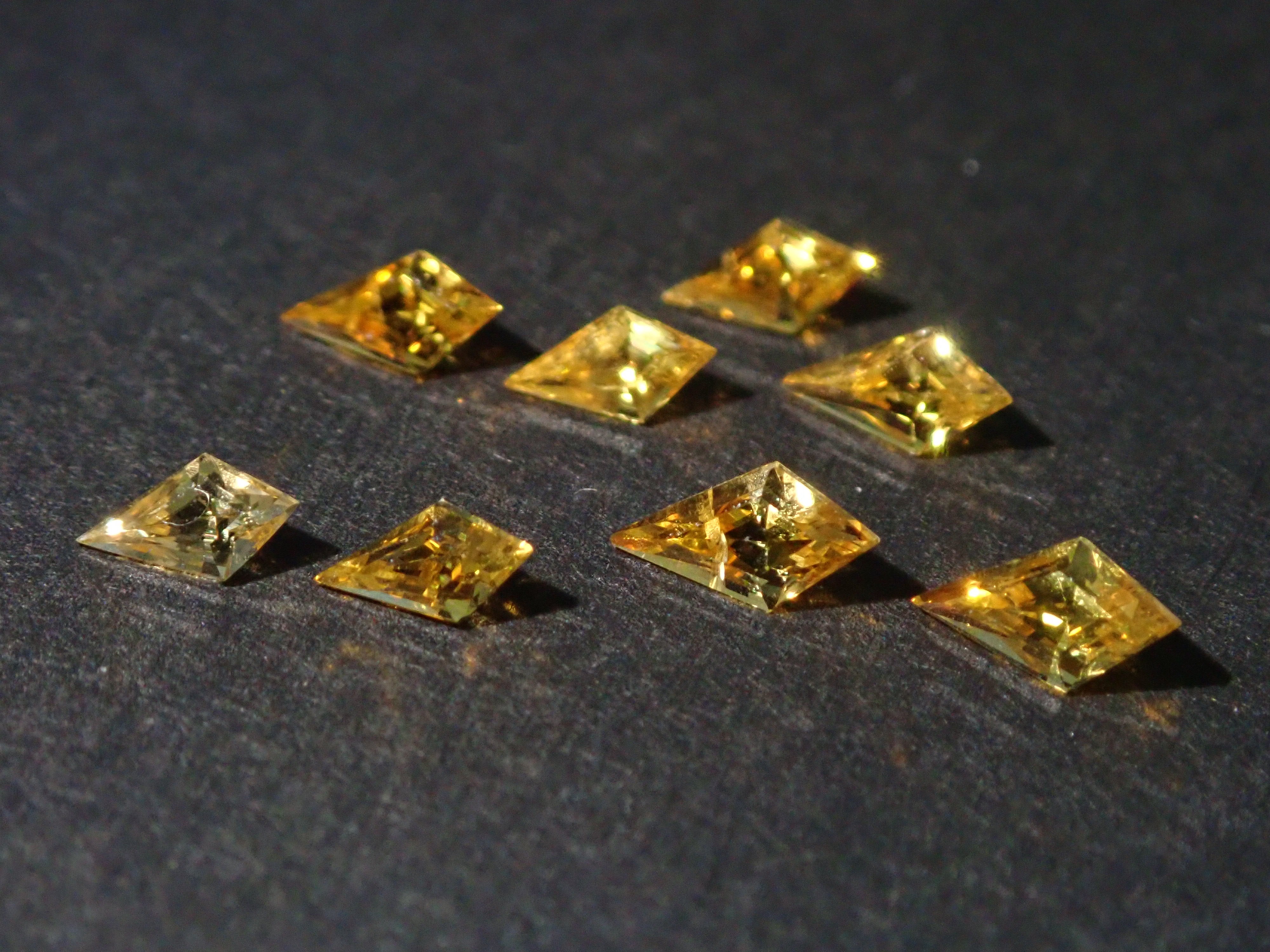 Yellow sapphire 8 stone set (kite cut)《Buyable in Bangkok》