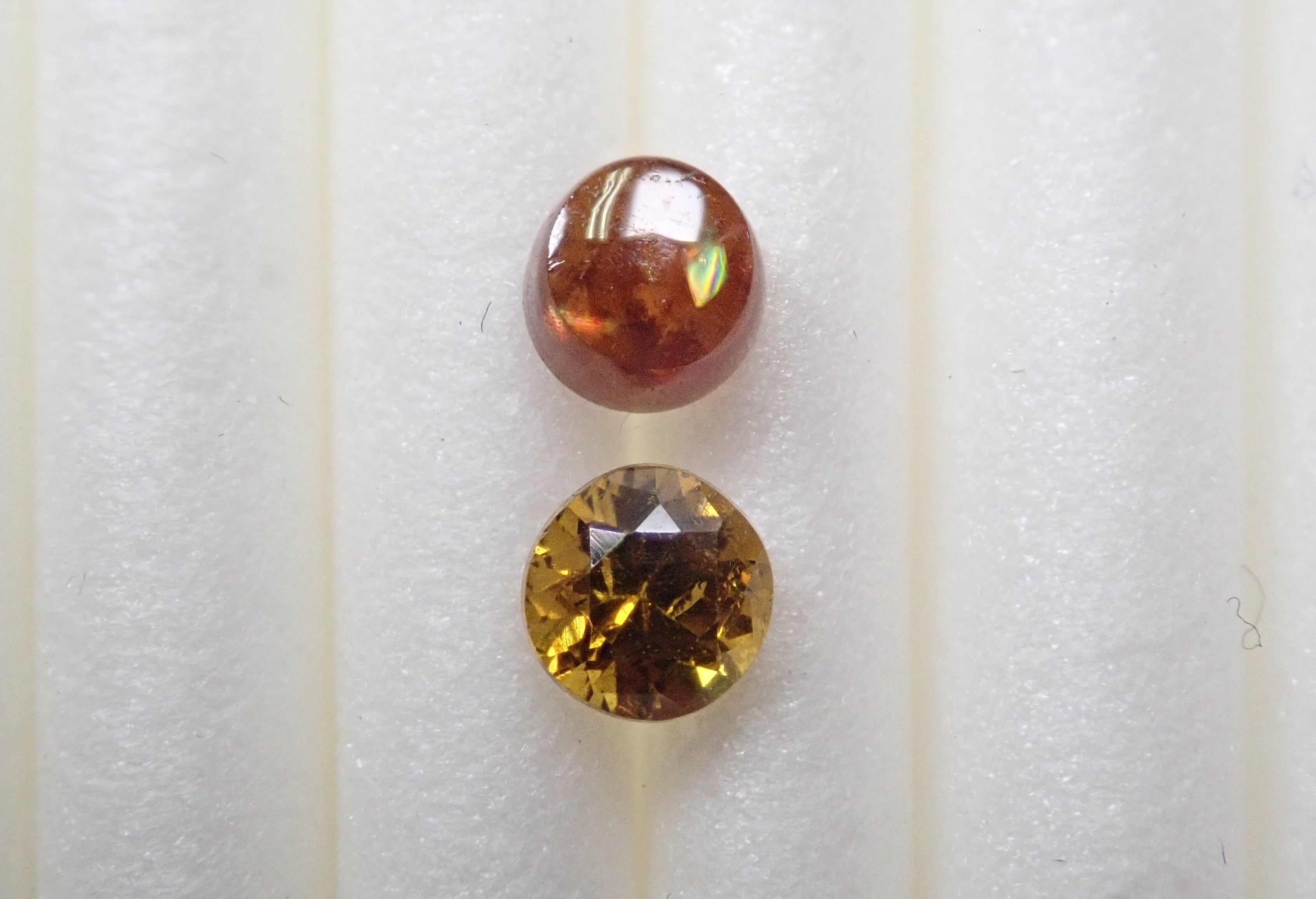 Andradite garnet 2 stone set 0.510ct raw stone (including rainbow garnet from Tenkawa Village, Nara Prefecture)