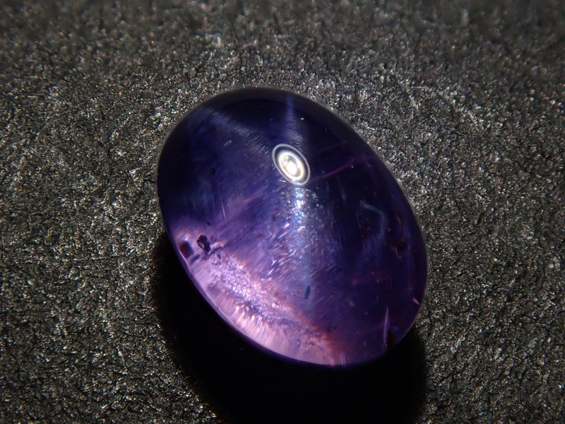 產自斯里蘭卡的未加熱紫色星光藍寶石 1.03 克拉裸石