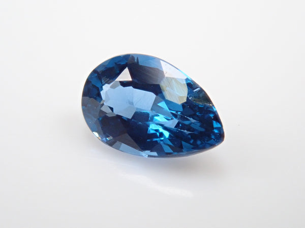 コバルトスピネル 0.458ctルース 日独鑑付のネット通販。宝石ルース・天然石・レアストーンを販売。カラッツSTOREは国内最大級の宝石専門情報メディアKARATZ（カラッツ）の宝石専門通販サイトです。宝石鑑定士が運営しています。