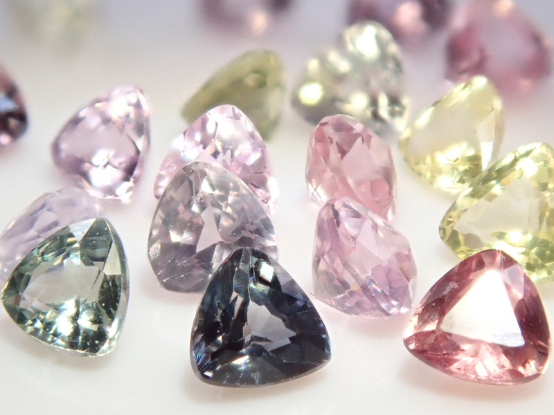 [Resale due to popular demand] "Encyclopedia of gemstones that understand the origin" &amp; 2 sapphire stone set (purchased in Chanthaburi, Thailand)