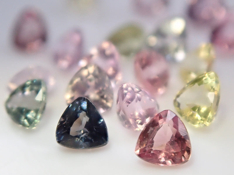 [Resale due to popular demand] "Encyclopedia of gemstones that understand the origin" &amp; 2 sapphire stone set (purchased in Chanthaburi, Thailand)