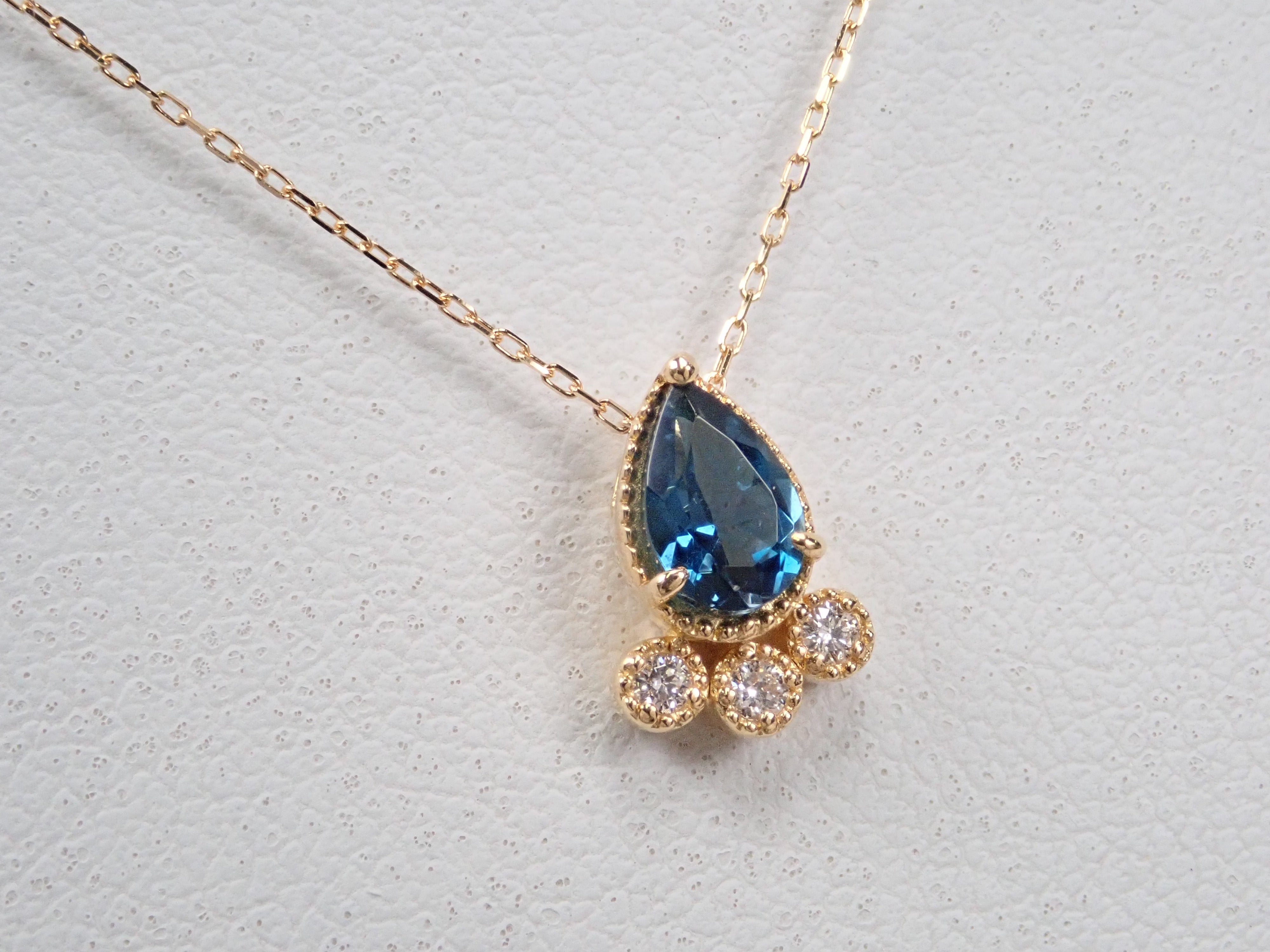 K18 London blue topaz pendant (necklace)