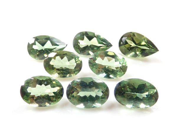 1 顆綠色磷灰石（橢圓形或梨形）