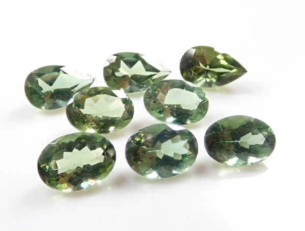 1 顆綠色磷灰石（橢圓形或梨形）