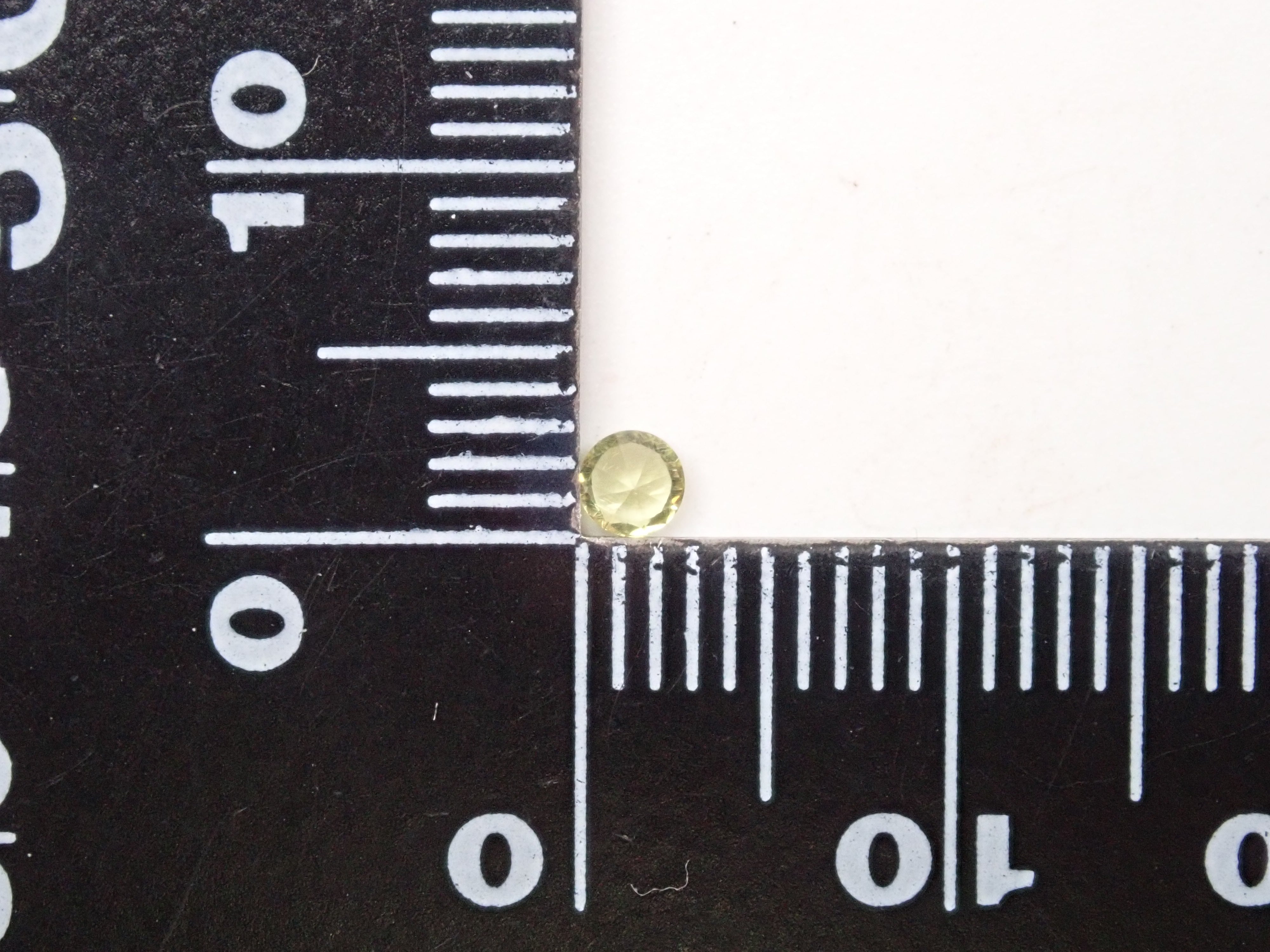 パラサイティックペリドット 3mm/0.103ctルース