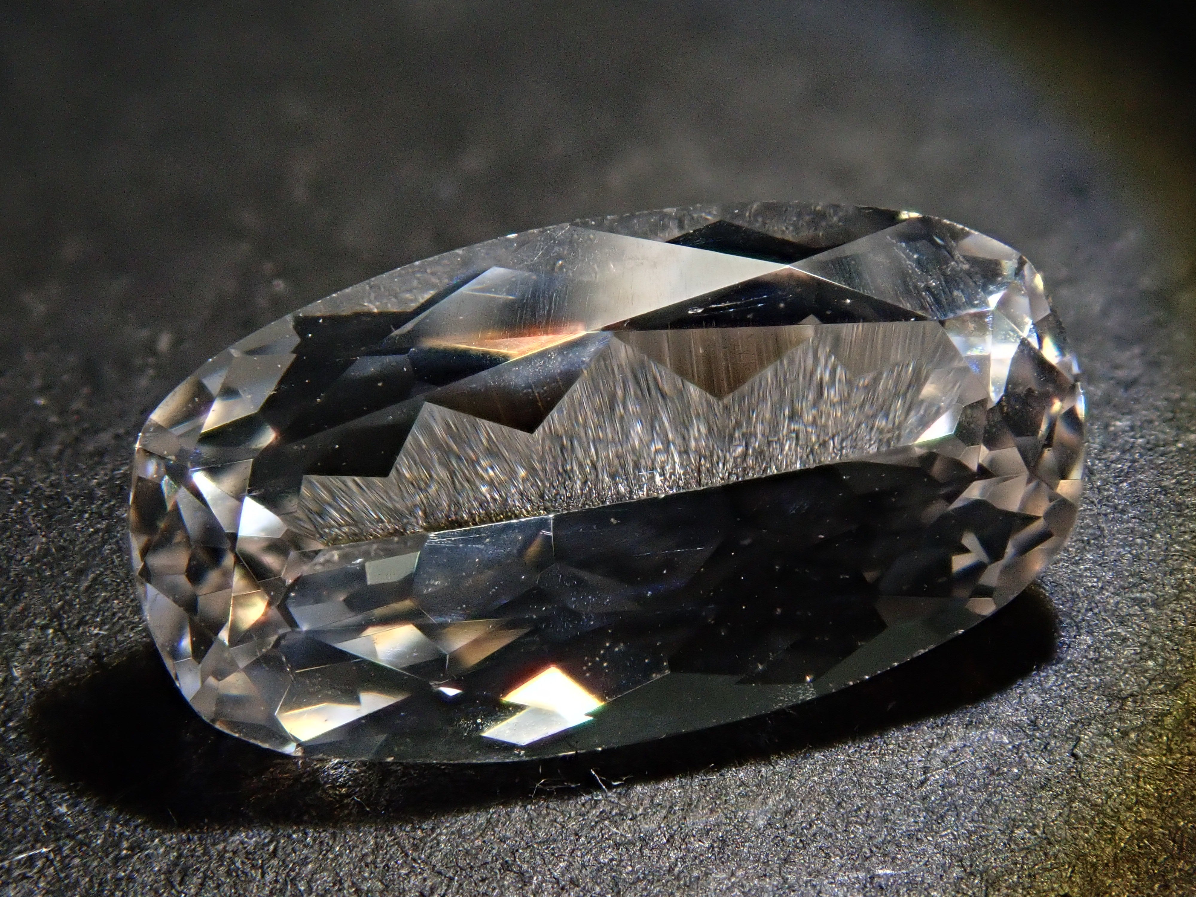 【12539378掲載】スリランカ産エンスタタイト 1.877ctルース