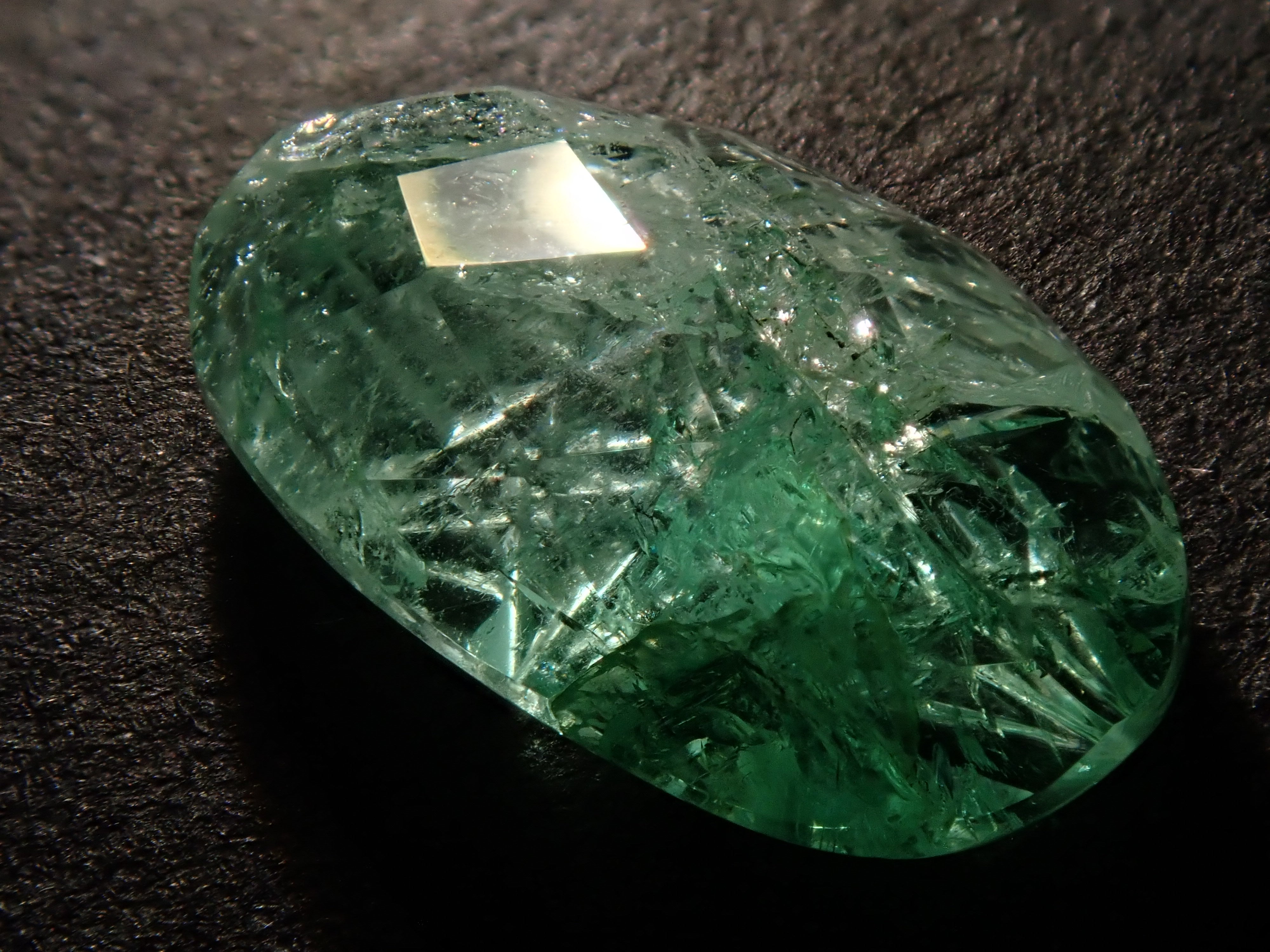 【甲州貴石切子】コロンビア産エメラルド 2.550ct《コラボ》ルース ワッペン付