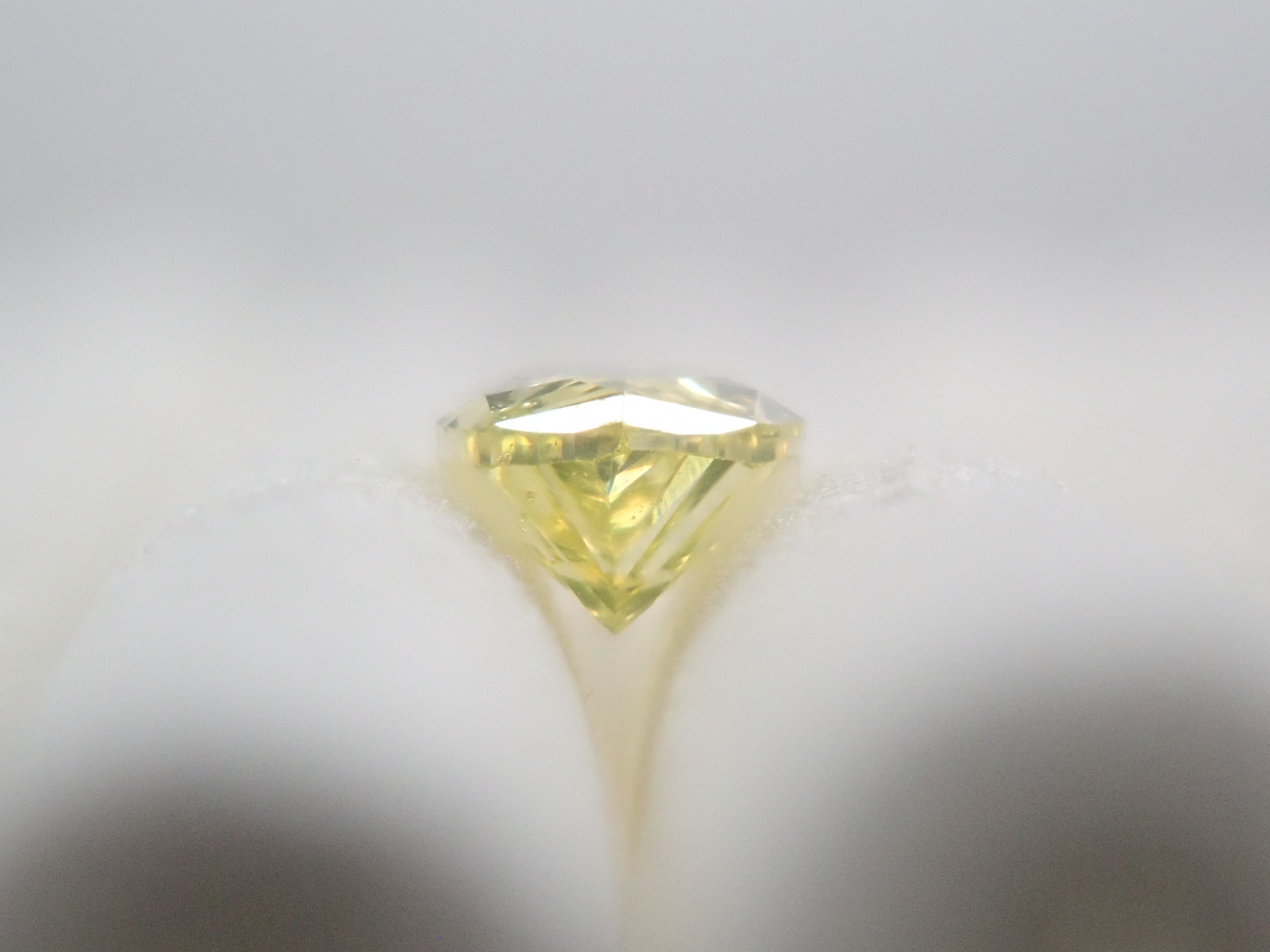 ファンシーインテンスグリニッシュイエローダイヤモンド（トリートメント） 0.191ctルース(FANCY INTENSE GREENISH YELLOW*, SI-1)