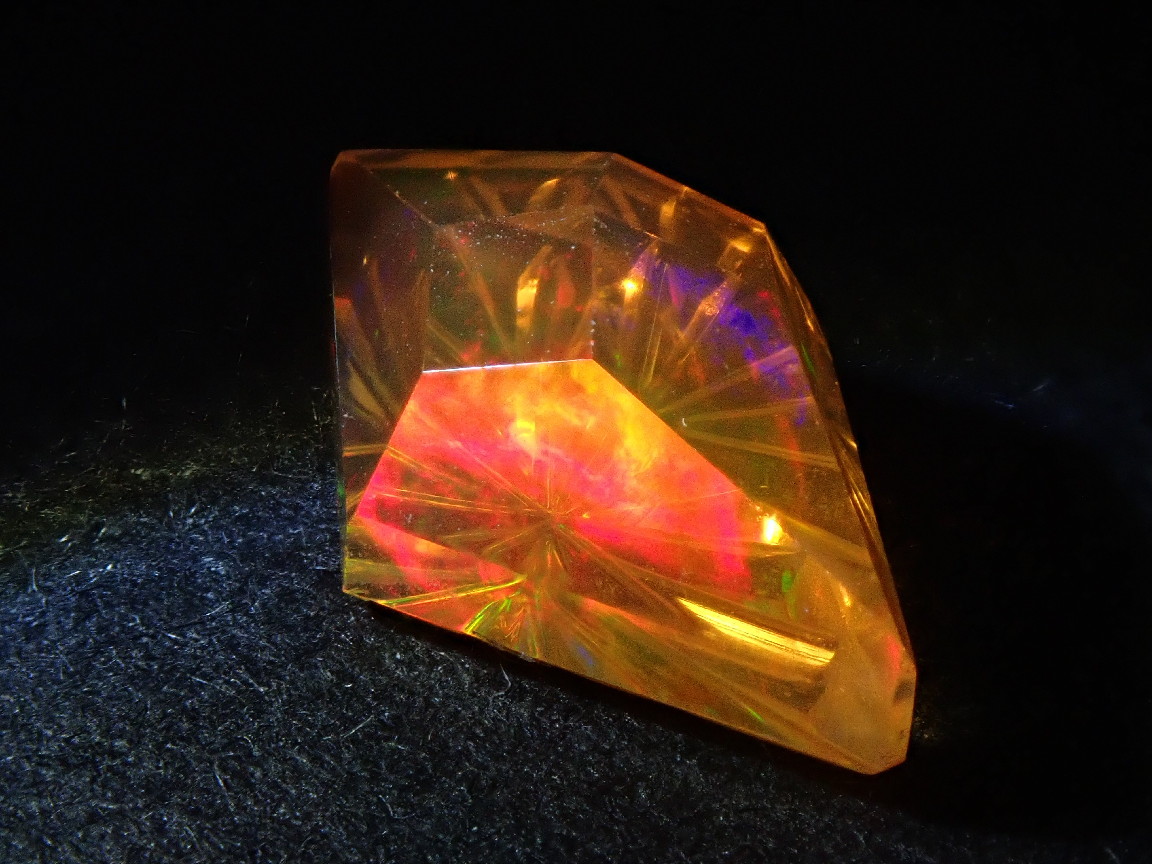 【甲州貴石切子】メキシコ産ファイアオパール 1.586ct《コラボ》ルース ワッペン付