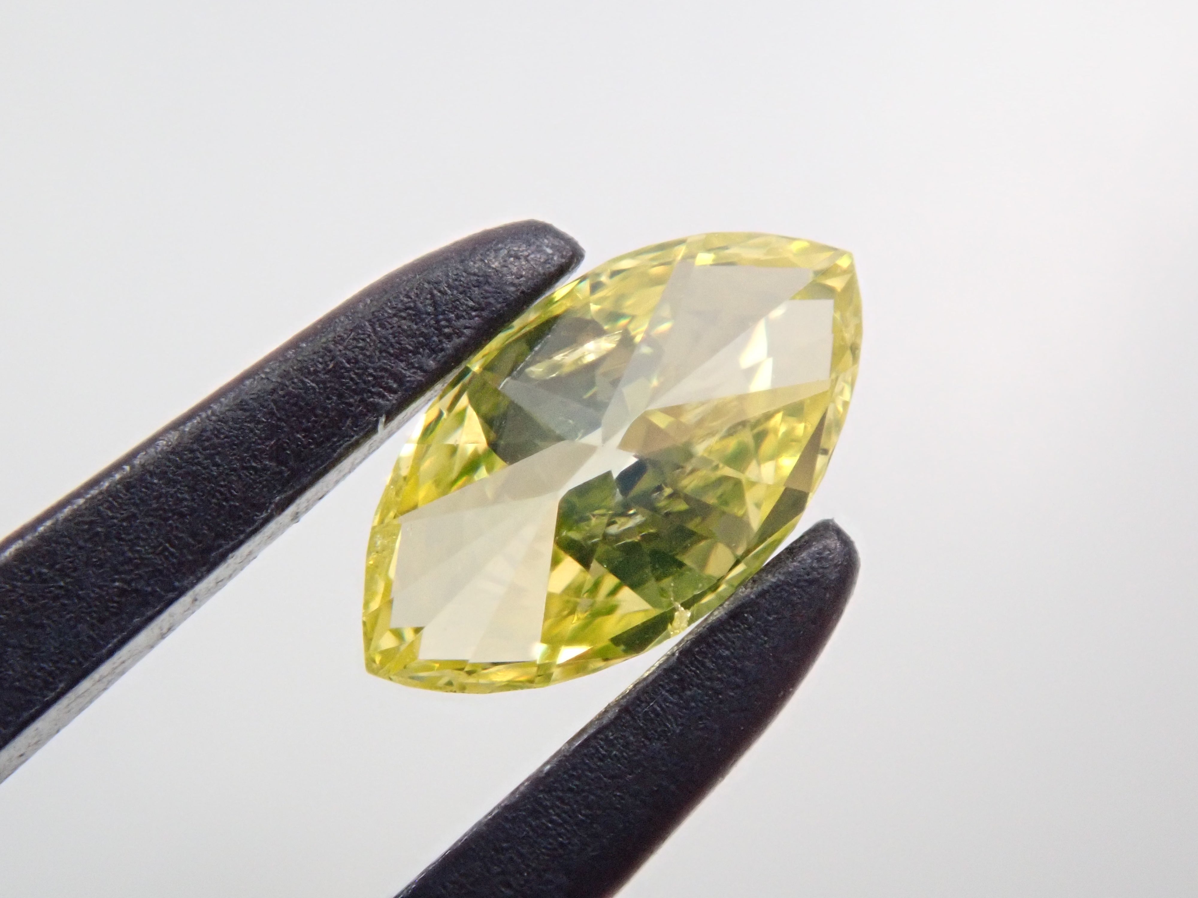 【32501403掲載】イエローダイヤモンド（トリートメント） 0.260ctルース(FANCY INTENSE GREENISH YELLOW*, SI-2)