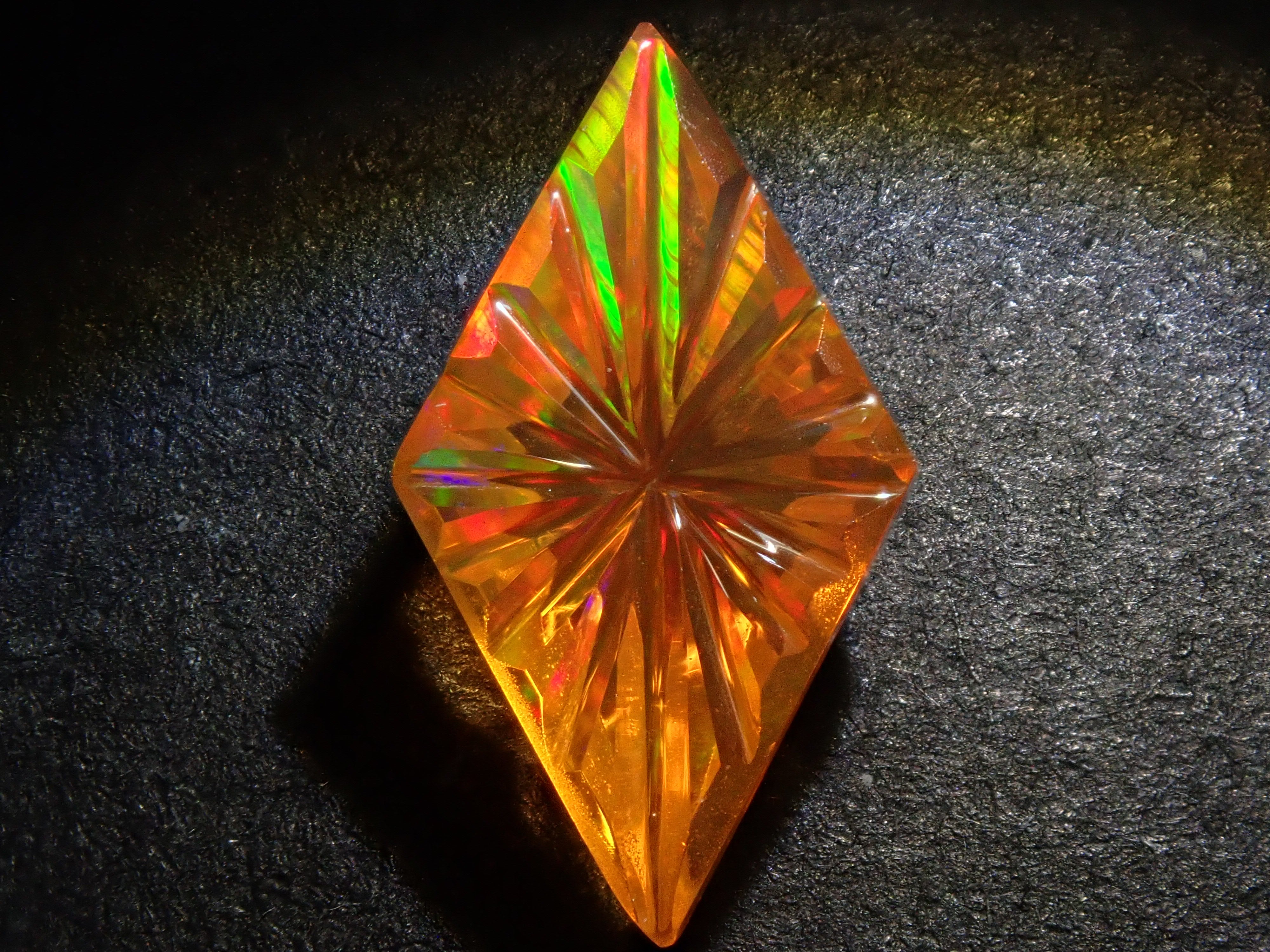 【甲州貴石切子】メキシコ産ファイアオパール 1.586ct《コラボ》ルース ワッペン付