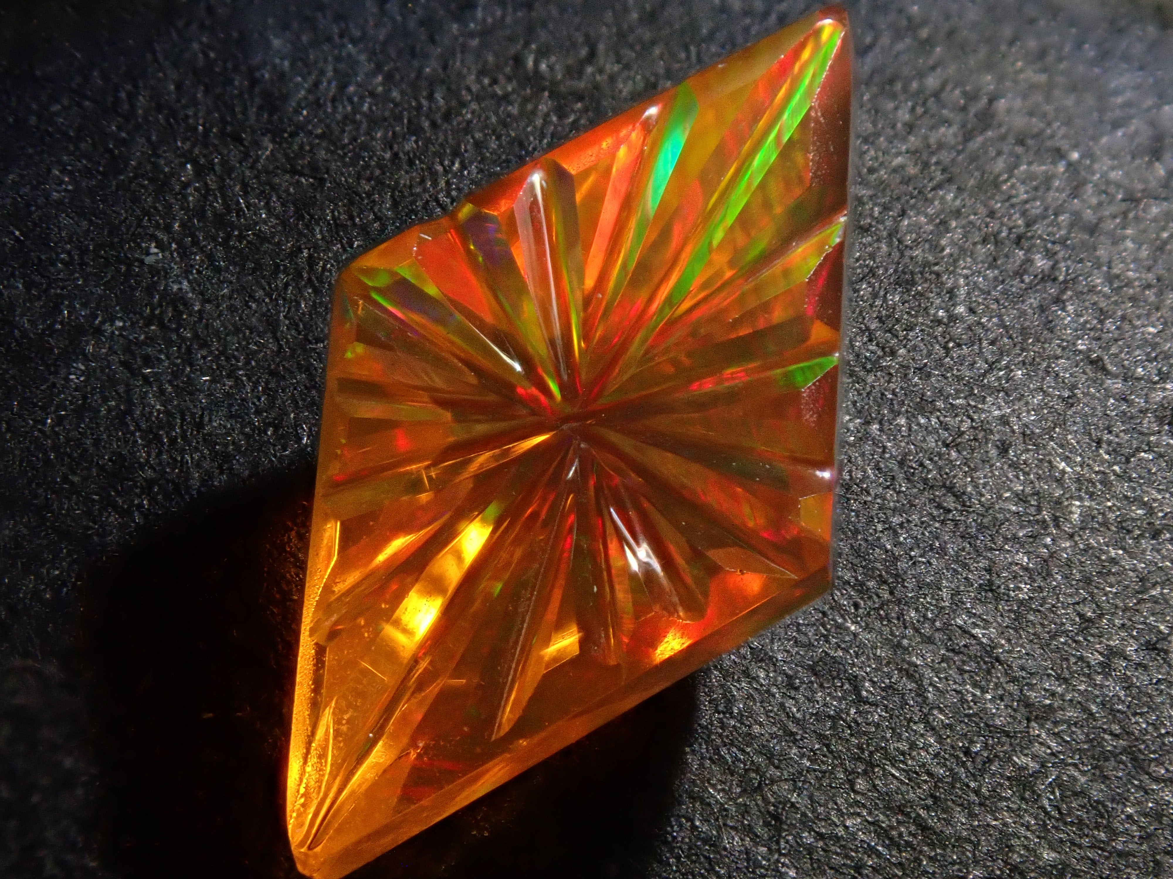 【甲州貴石切子】メキシコ産ファイアオパール 1.586ct《コラボ》ルース ワッペン付