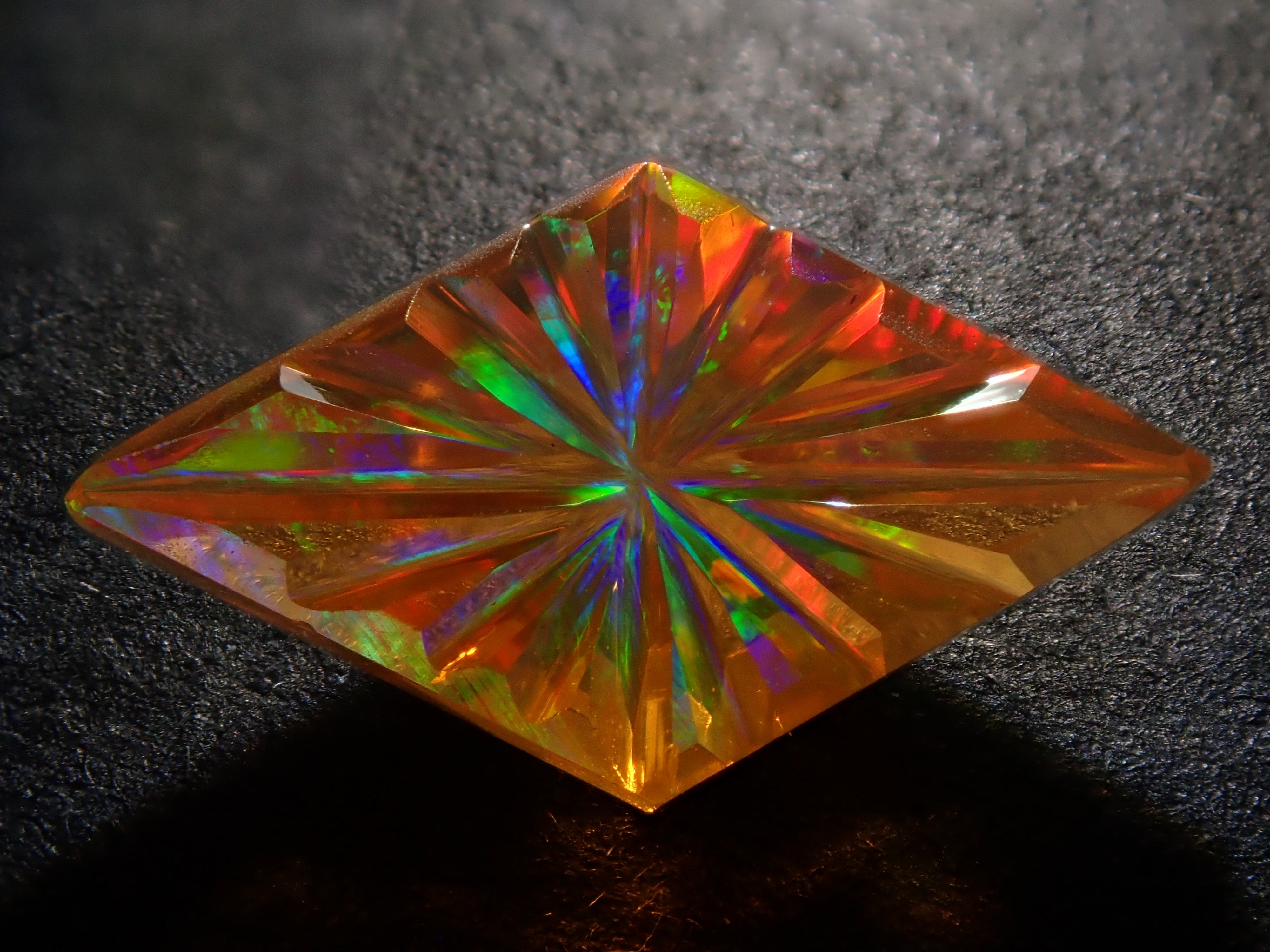 【甲州貴石切子】メキシコ産ファイアオパール 1.586ct《コラボ》ルース ワッペン付