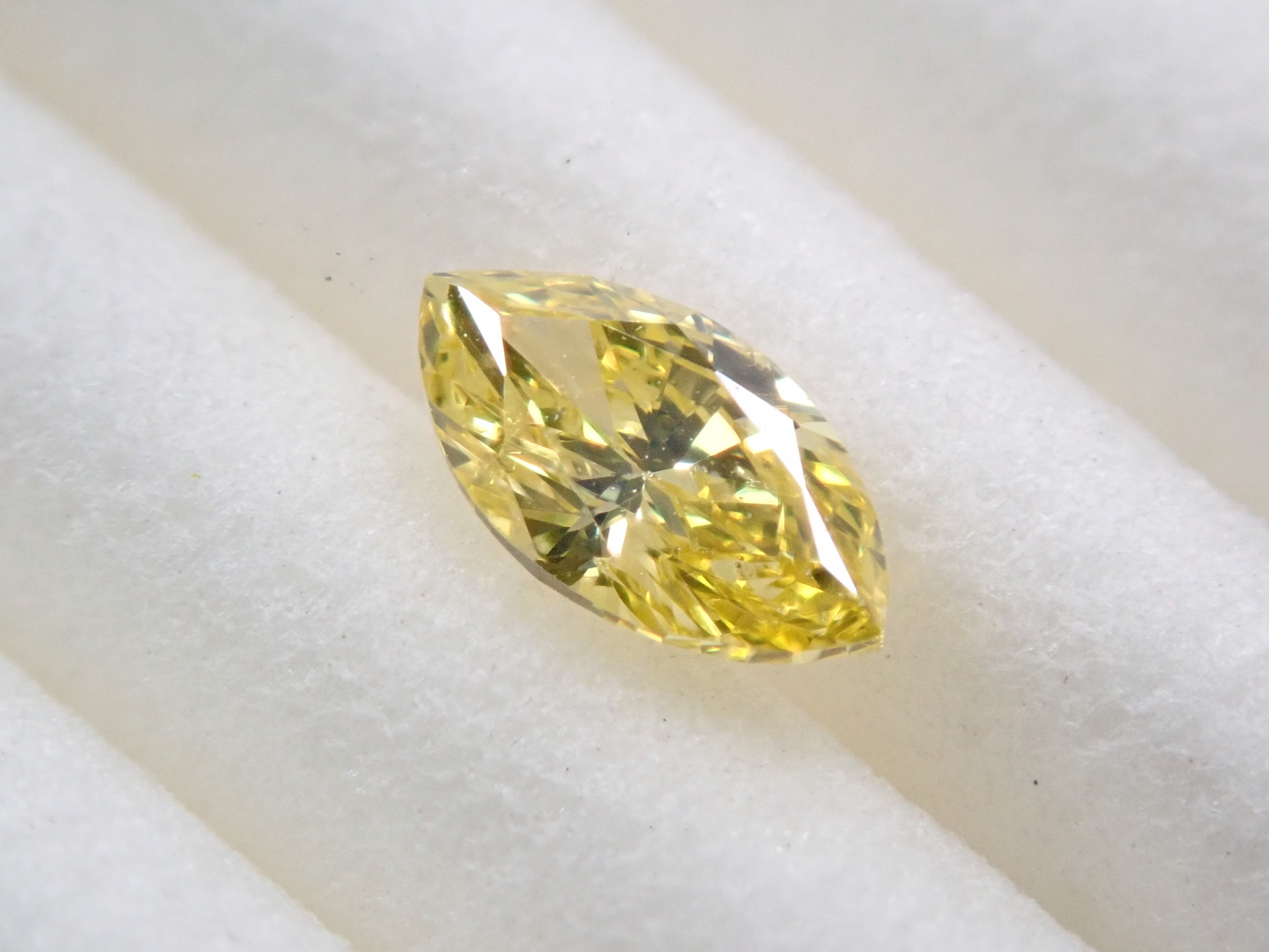 イエローダイヤモンド（トリートメント） 0.190ctルース(FANCY INTENSE YELLOW*, SI-2)