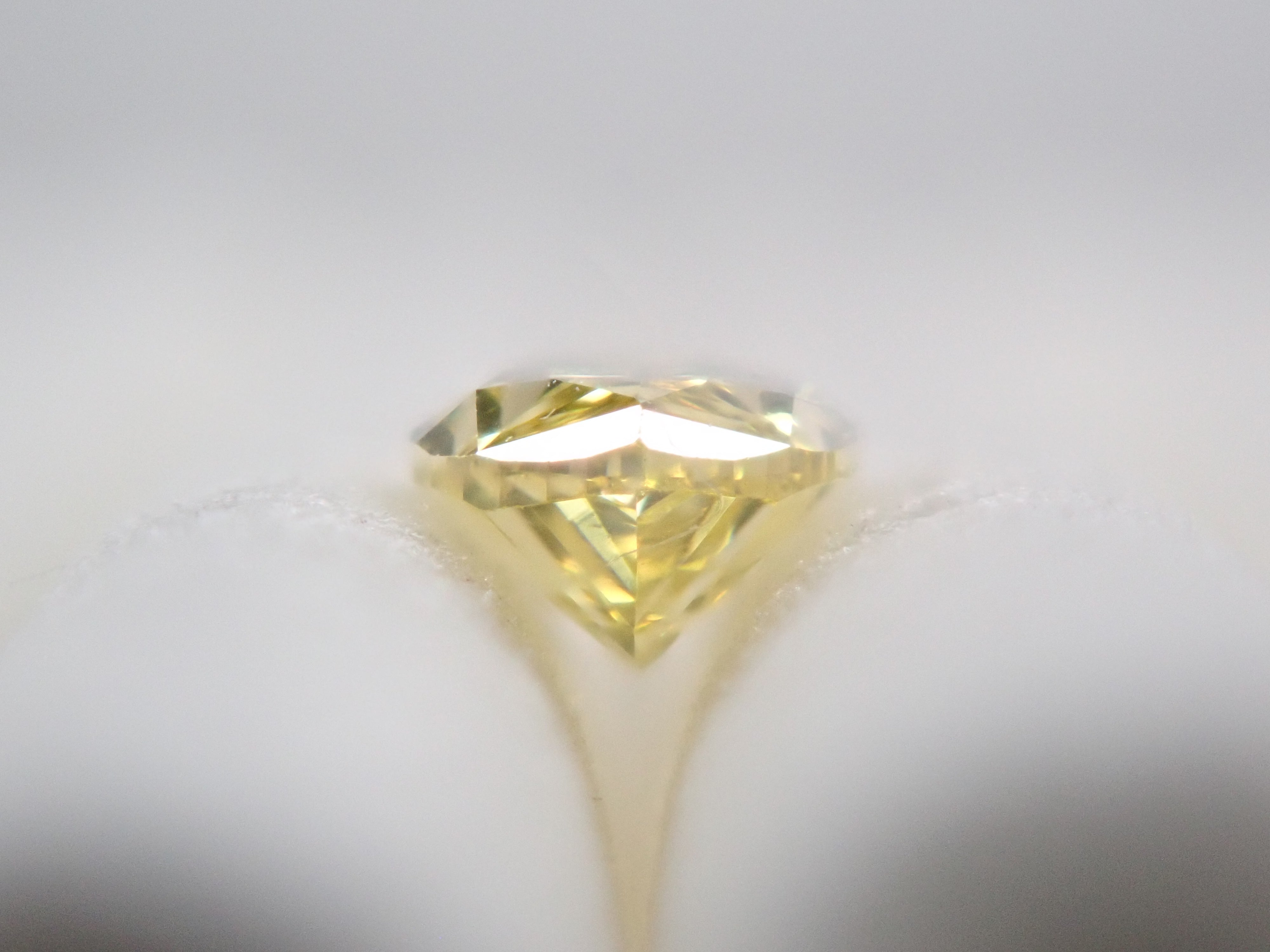 イエローダイヤモンド（トリートメント） 0.190ctルース(FANCY INTENSE YELLOW*, SI-2)