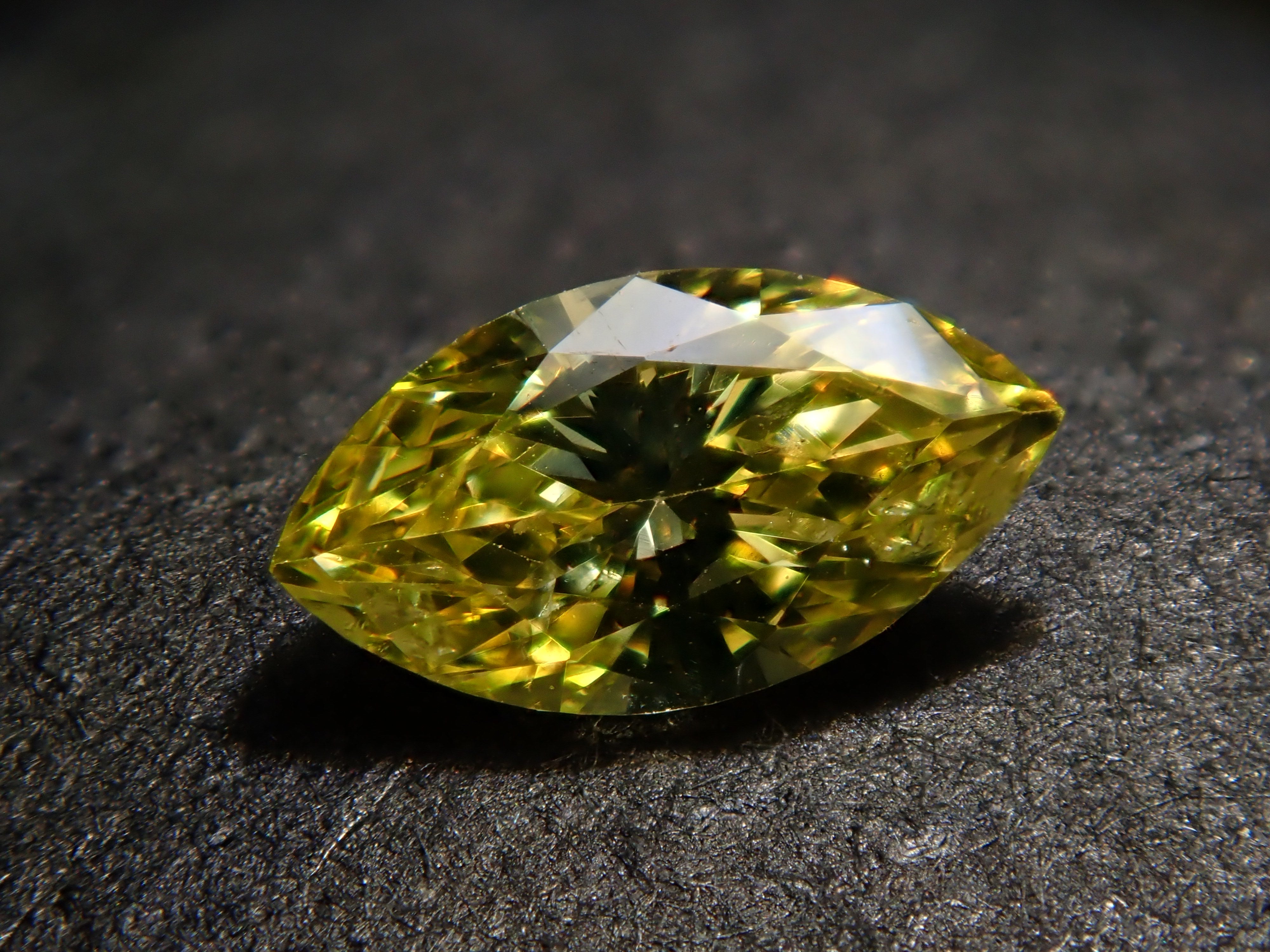 イエローダイヤモンド（トリートメント） 0.190ctルース(FANCY INTENSE YELLOW*, SI-2)