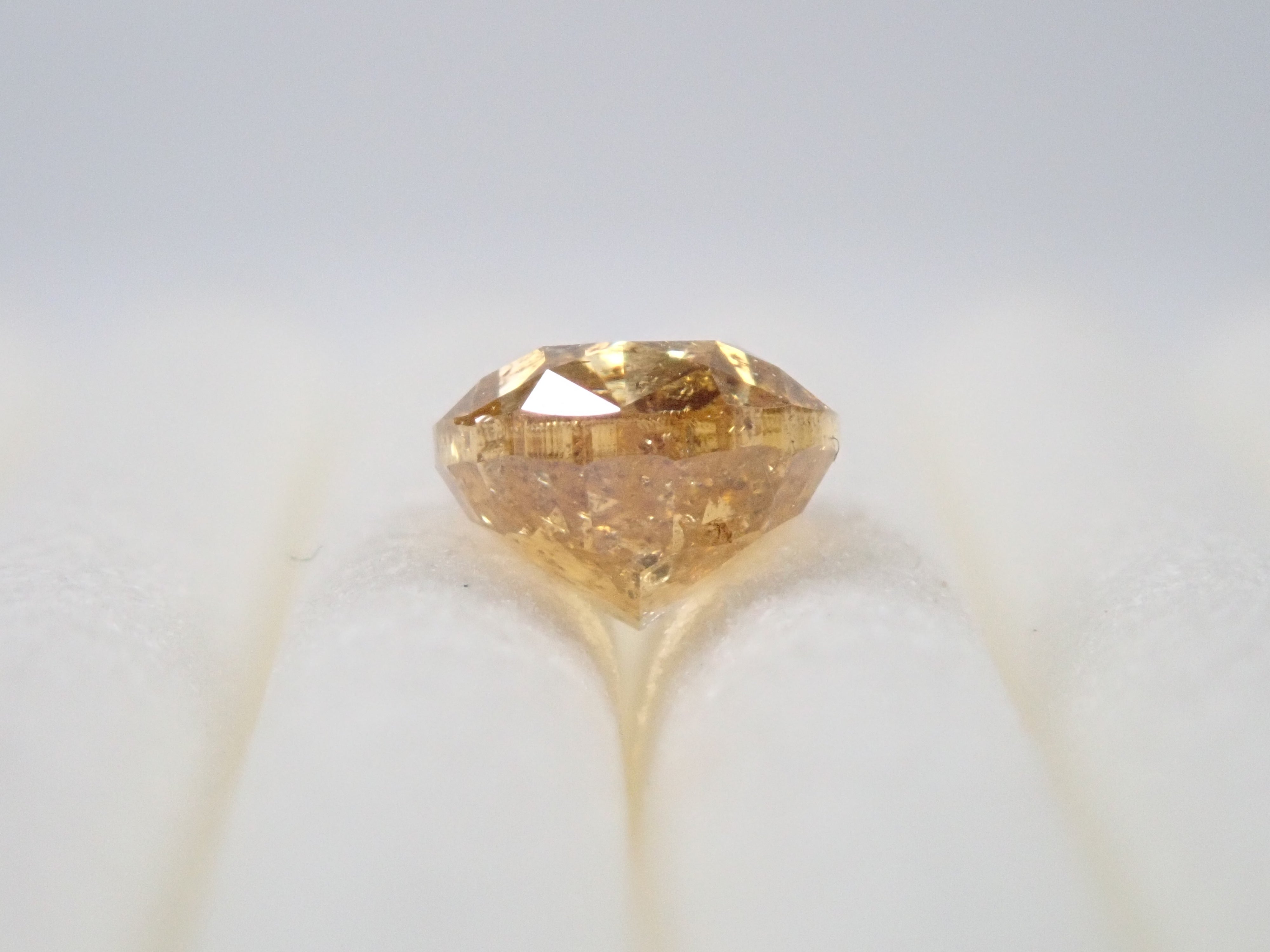 イエローダイヤモンド 0.706ctルース(FANCY DEEP ORANGY YELLOW, I-1)