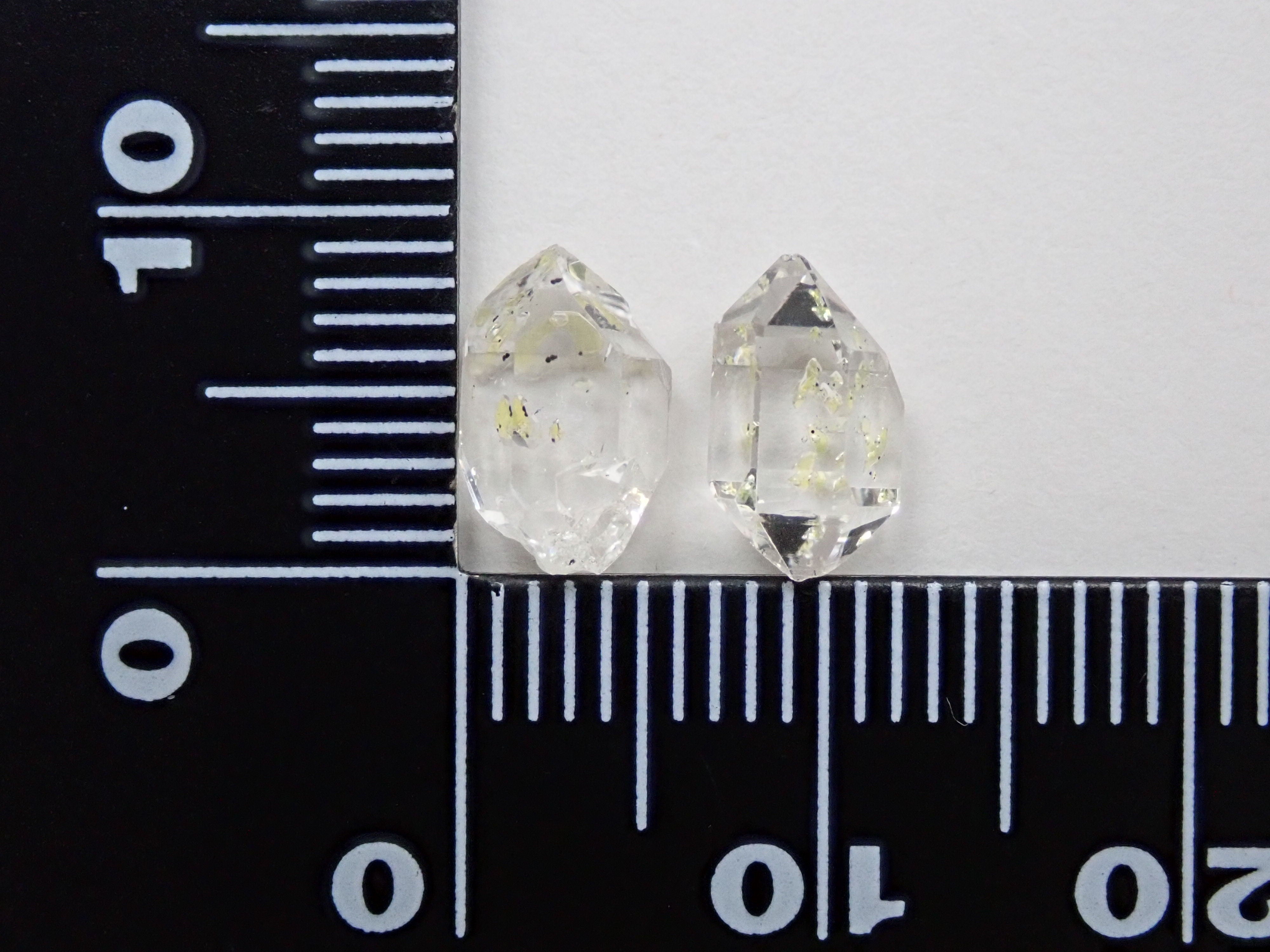 Oil-in quartz 2 stone set 2.700ct raw stone