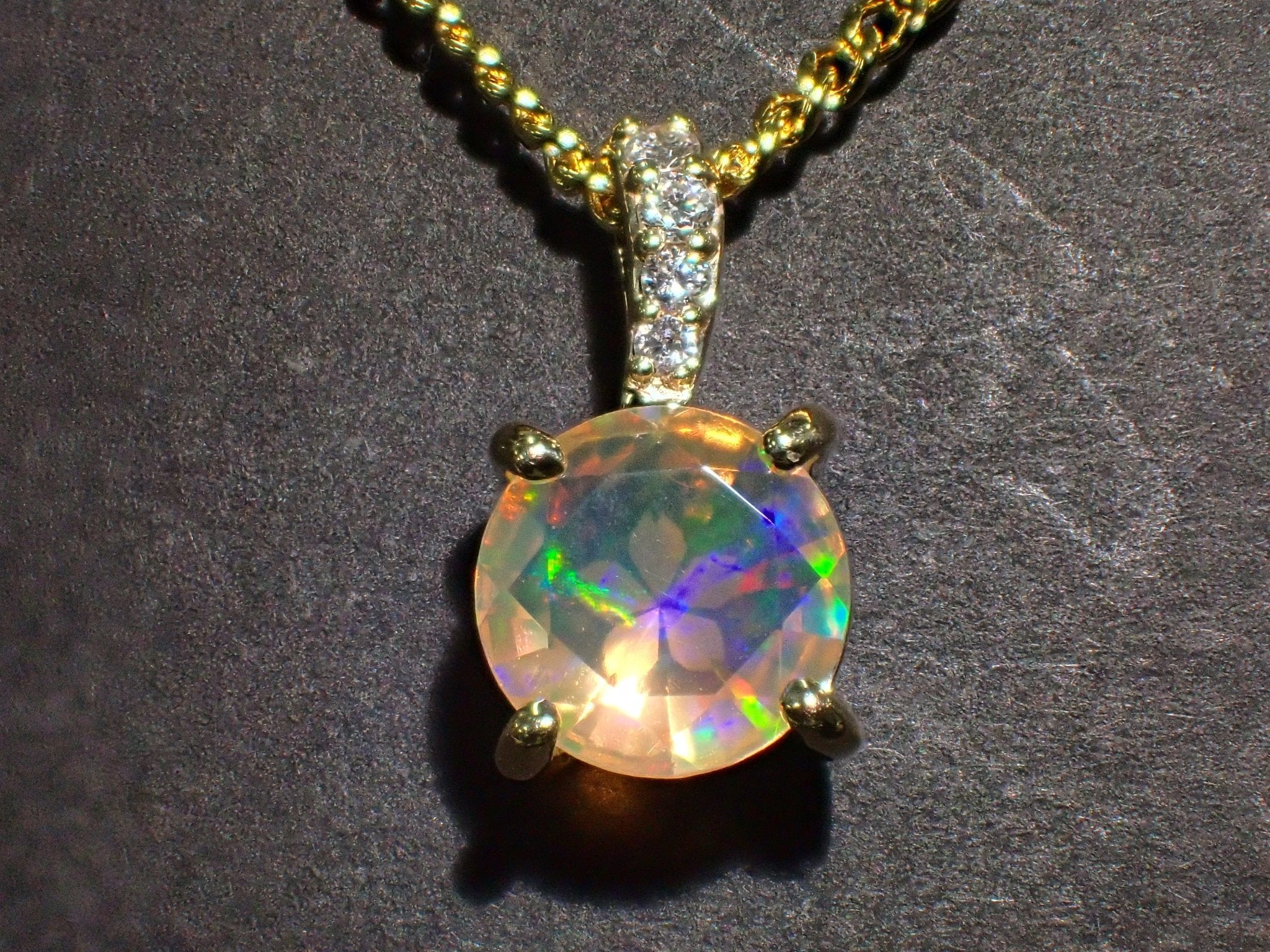 K18ファイアオパール0.43ct ペンダント（さくらインカット） - KARATZ STORE｜カラッツSTORE