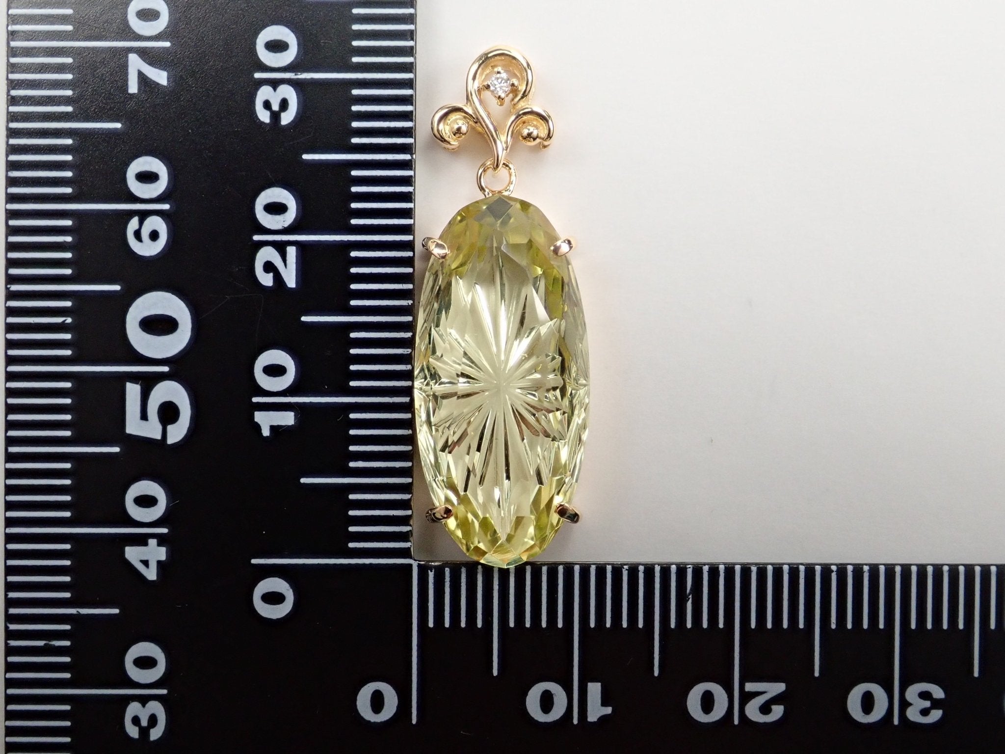 K18レモンクォーツ9.791ct ・ダイヤモンドペンダント（甲州貴石切子） - KARATZ STORE｜カラッツSTORE