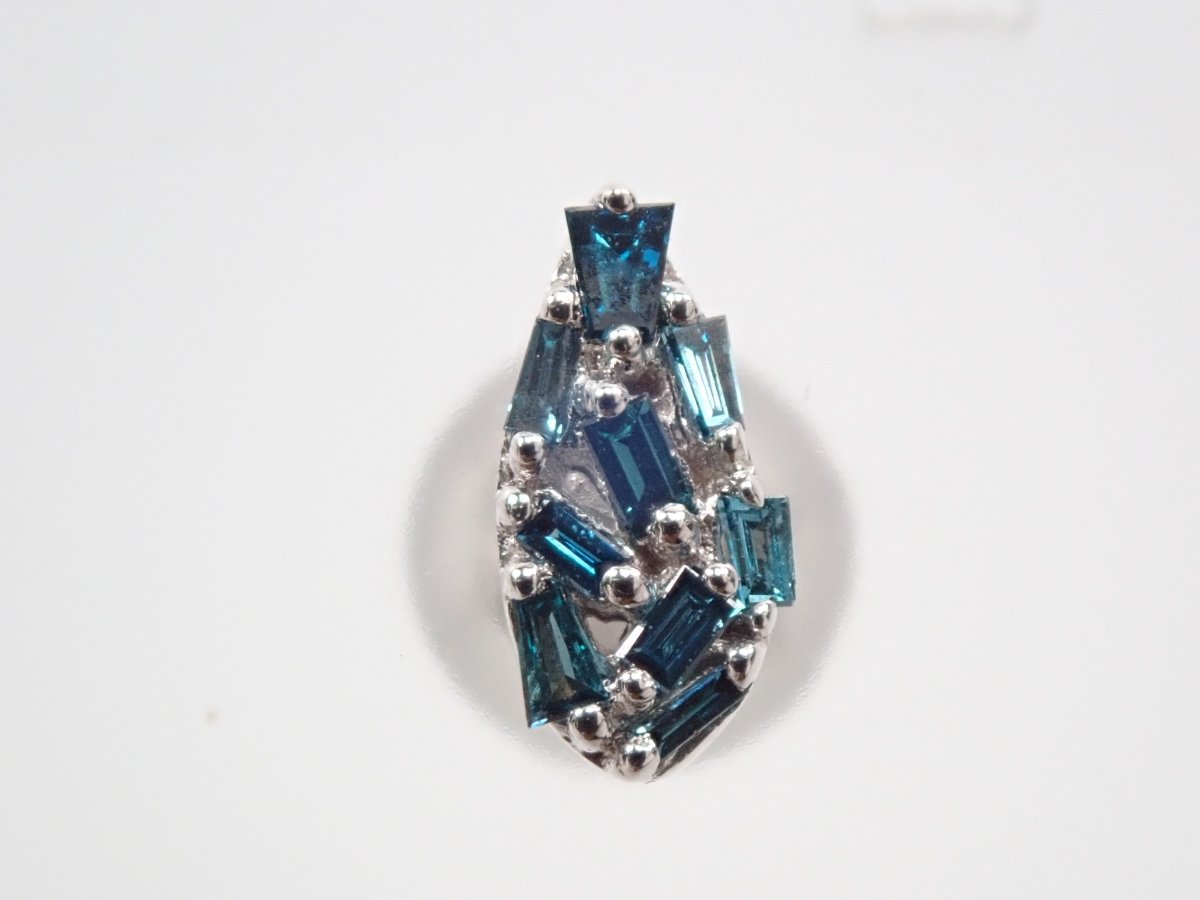 【カラフリ】K18WGブルーダイヤモンド（トリートメント）0.11ct ピアス - カラッツSTORE