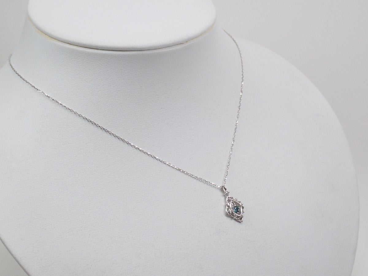 K18WGアレキサンドライト0.12ct ペンダント（ネックレス） - カラッツSTORE