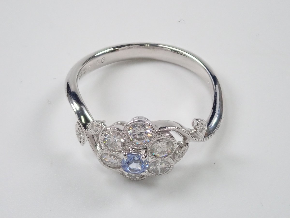 【カラフリ】K18WGベニトアイト0.136ct リング - カラッツSTORE