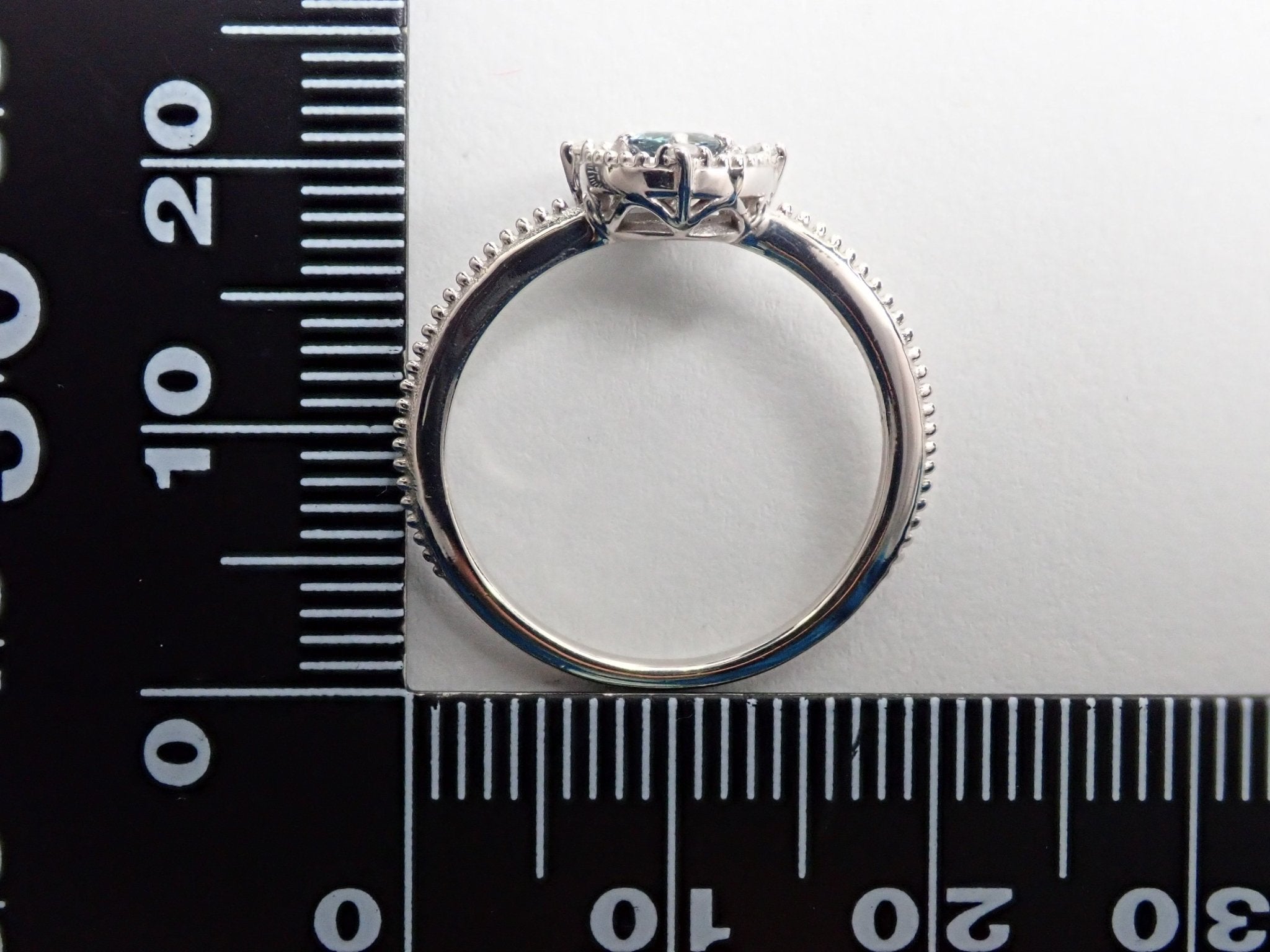 K18WGアレキサンドライト0.15ct リング - KARATZ STORE｜カラッツSTORE