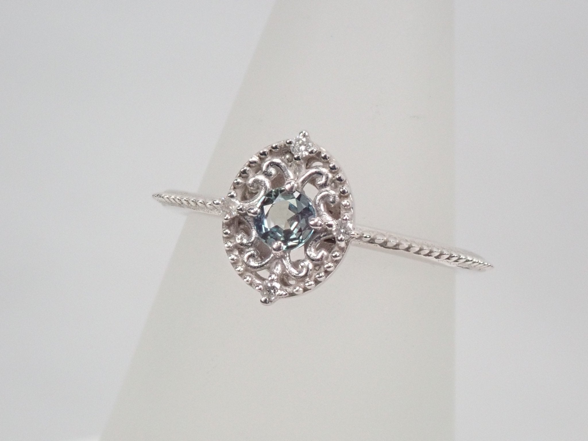 K18WGアレキサンドライト0.15ct リング - KARATZ STORE｜カラッツSTORE