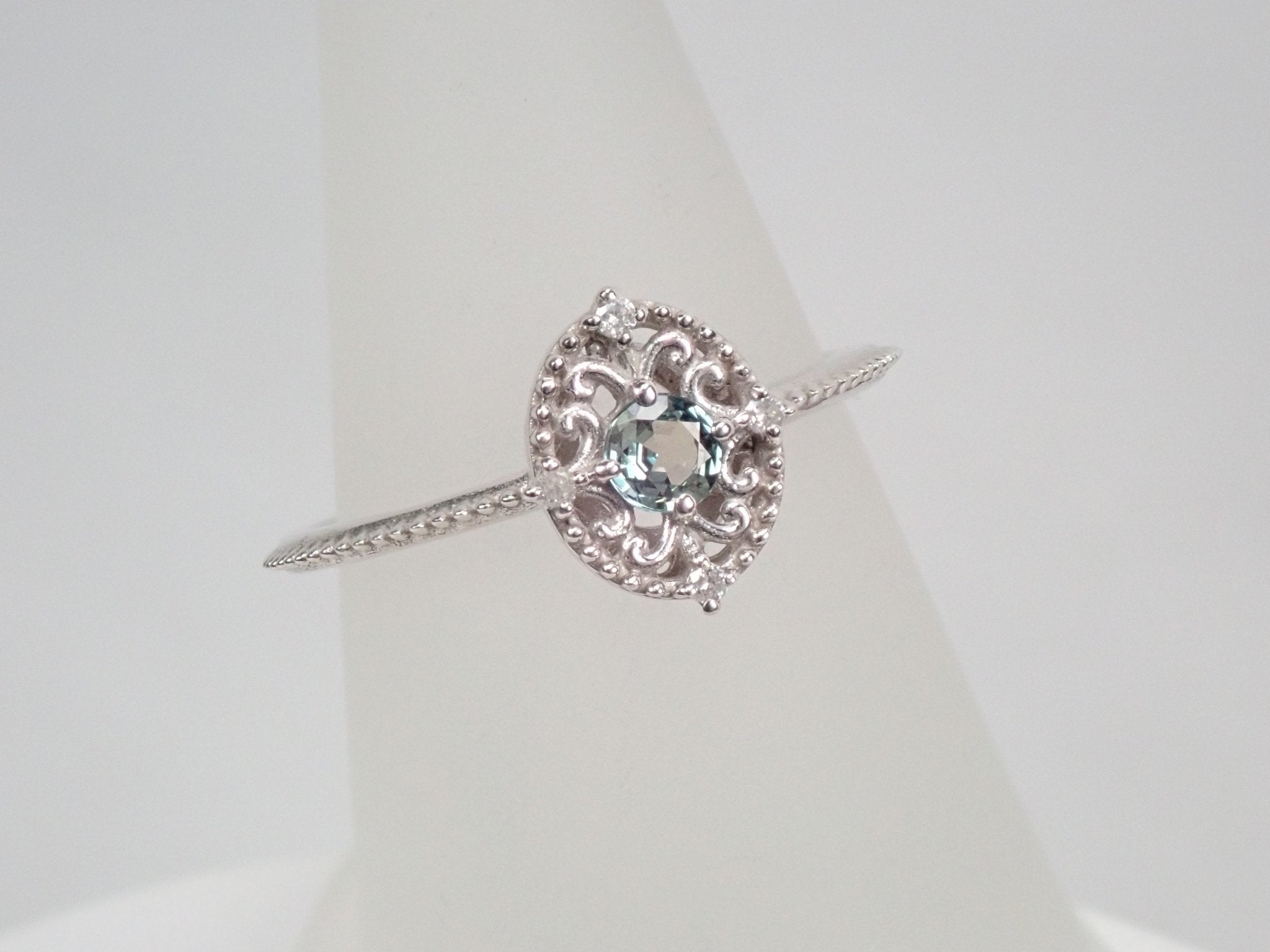 K18WGアレキサンドライト0.15ct リング - KARATZ STORE｜カラッツSTORE