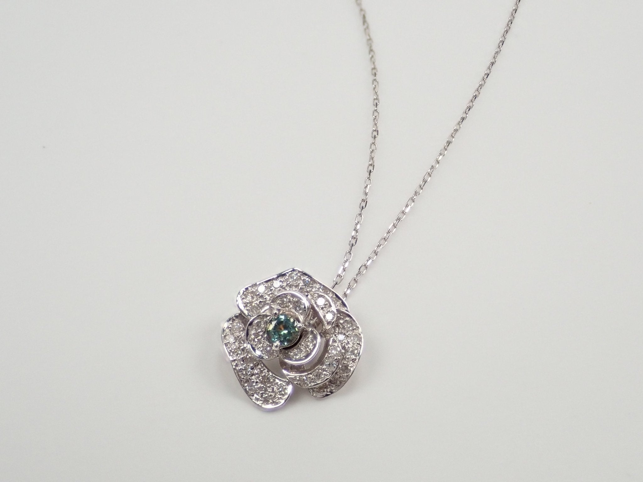 K18WGアレキサンドライト0.16ct ペンダント（ネックレス） - KARATZ STORE｜カラッツSTORE