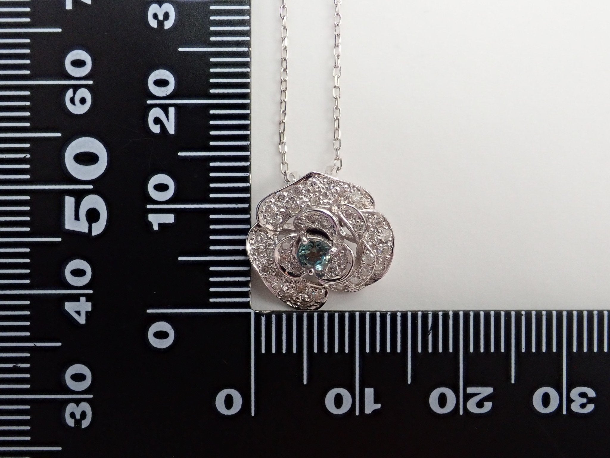 K18WGアレキサンドライト0.16ct ペンダント（ネックレス） - KARATZ STORE｜カラッツSTORE