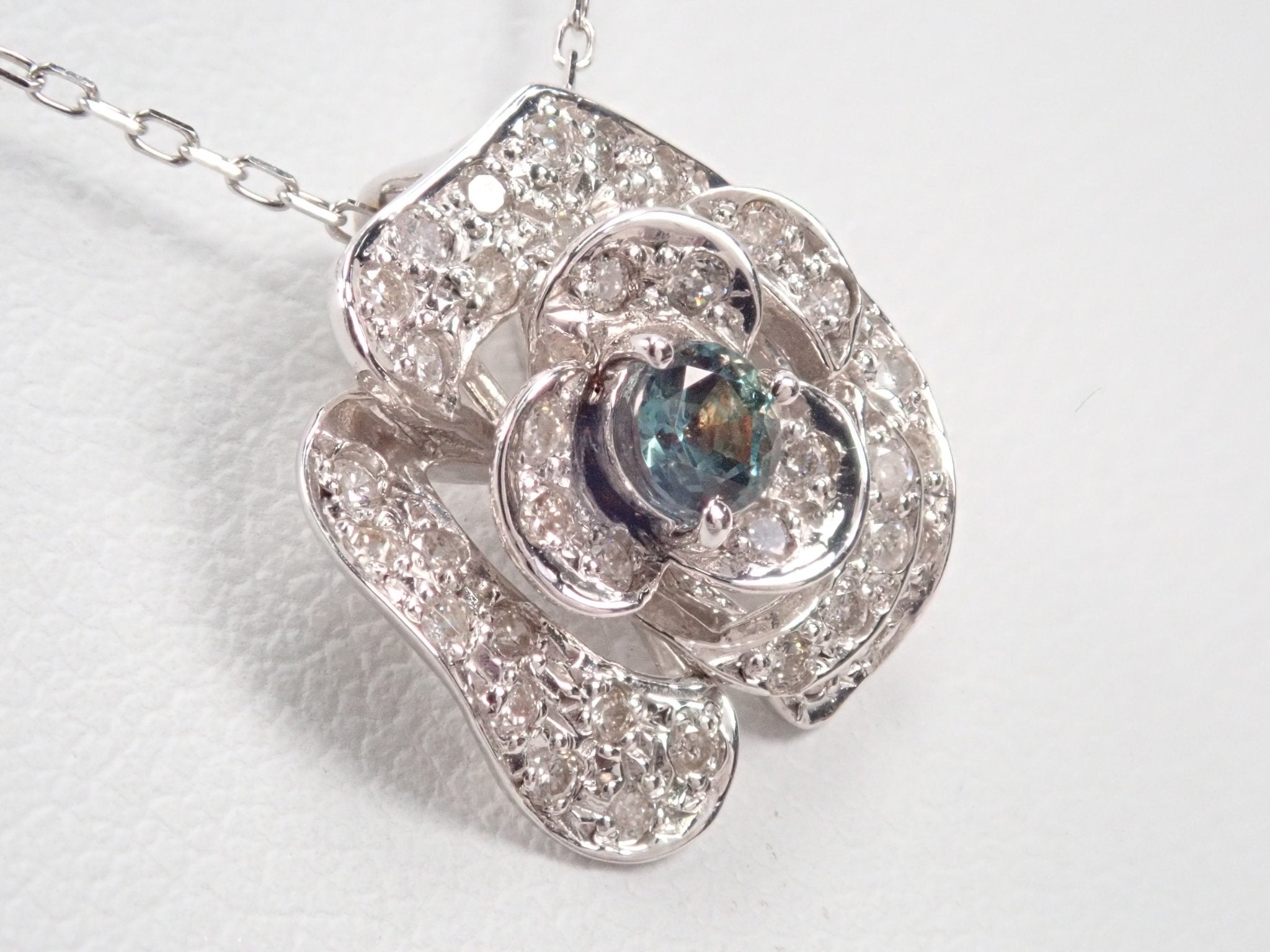 K18WGアレキサンドライト0.16ct ペンダント（ネックレス） - KARATZ STORE｜カラッツSTORE