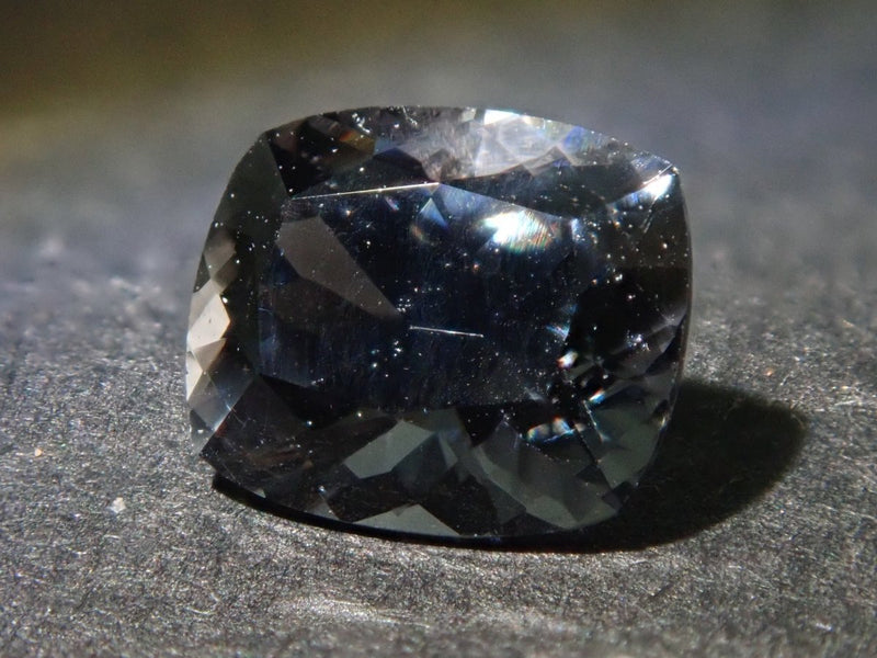 KEN] 灰色尖晶石0.700 克拉裸石– カラッツSTORE
