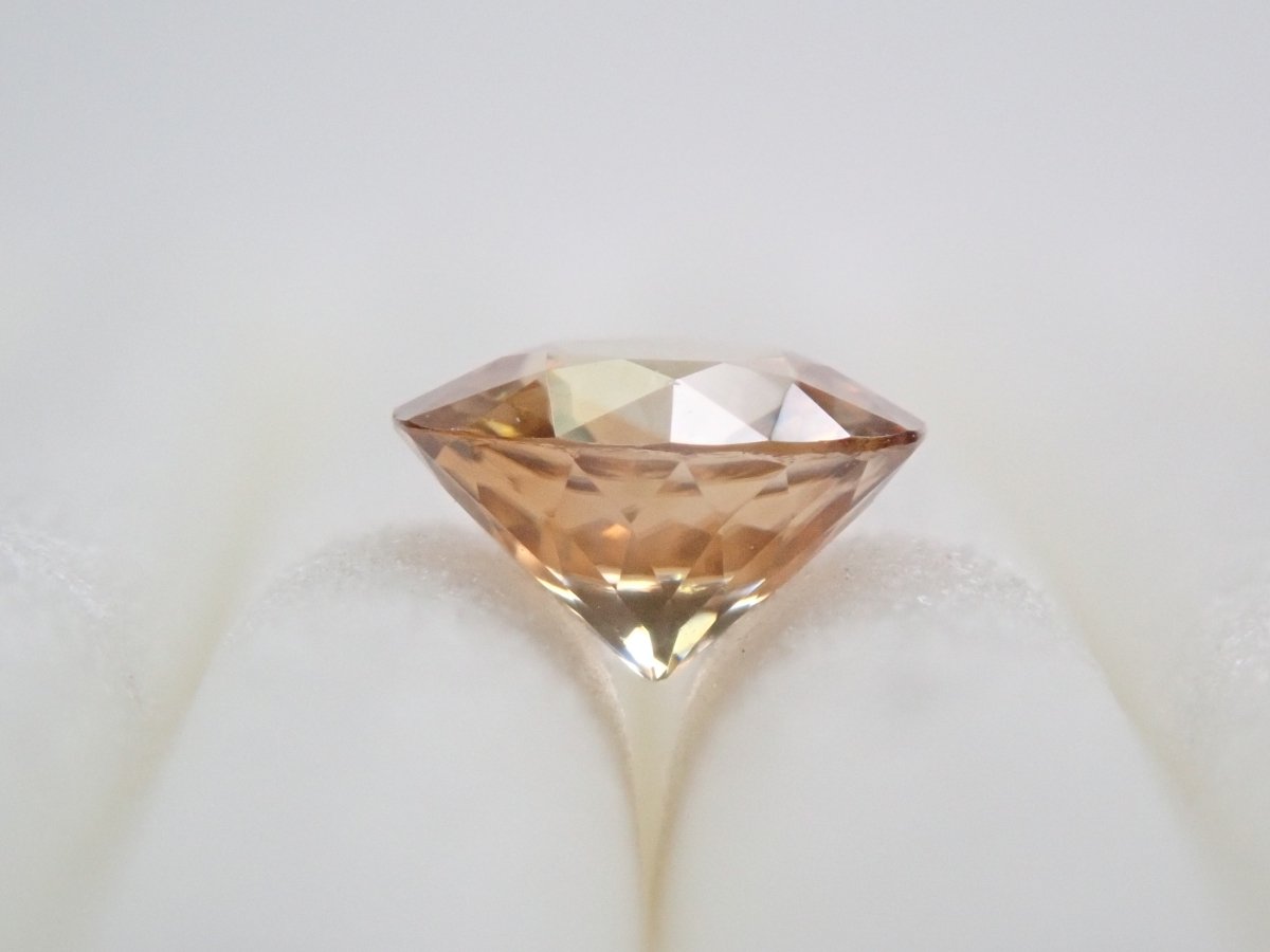 【KEN氏】ジルコン0.660ct 5mmルース - カラッツSTORE