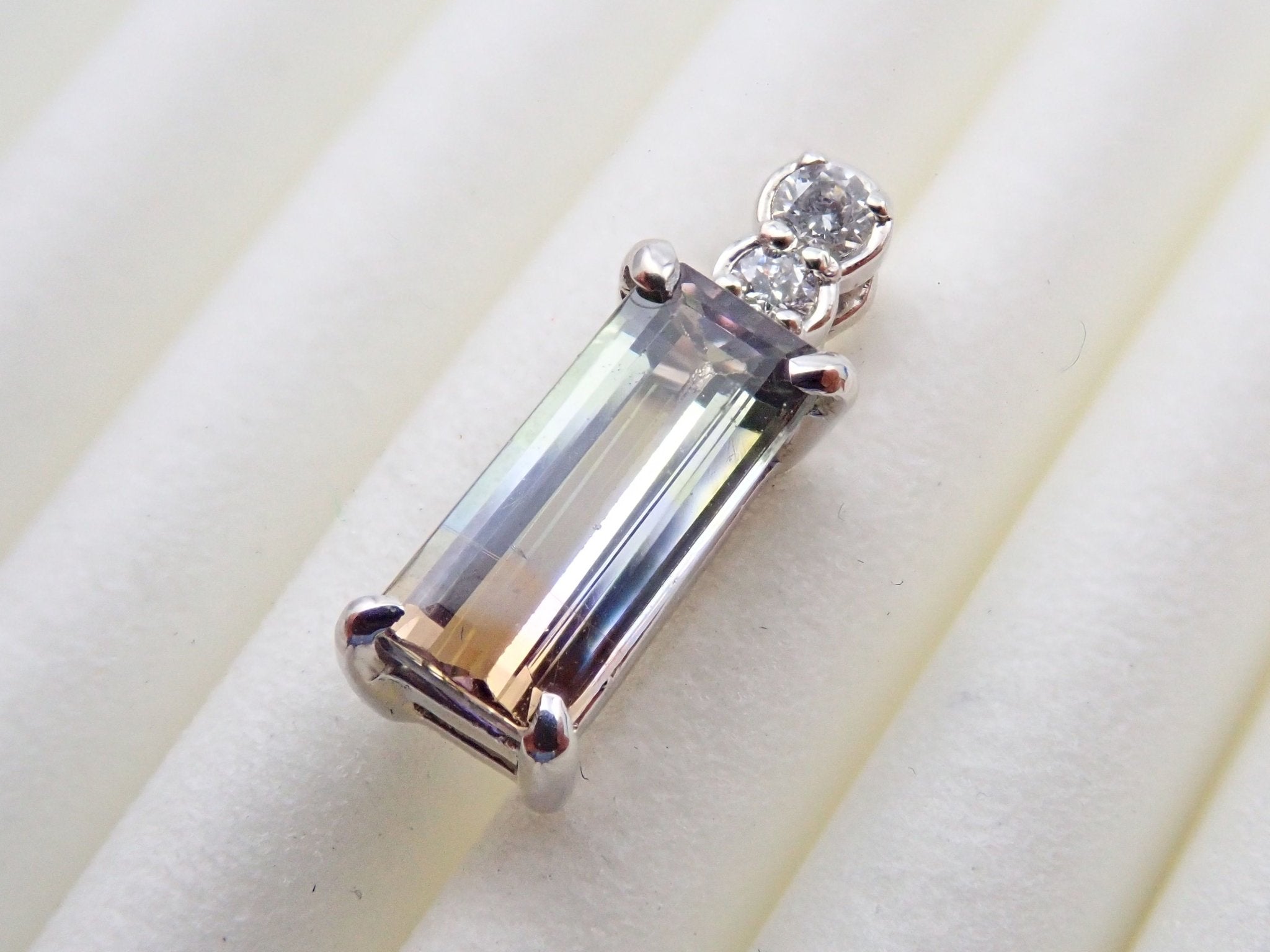 Pt900トリカラーゾイサイト0.893ct ペンダントトップ（ネックレストップ） - KARATZ STORE｜カラッツSTORE